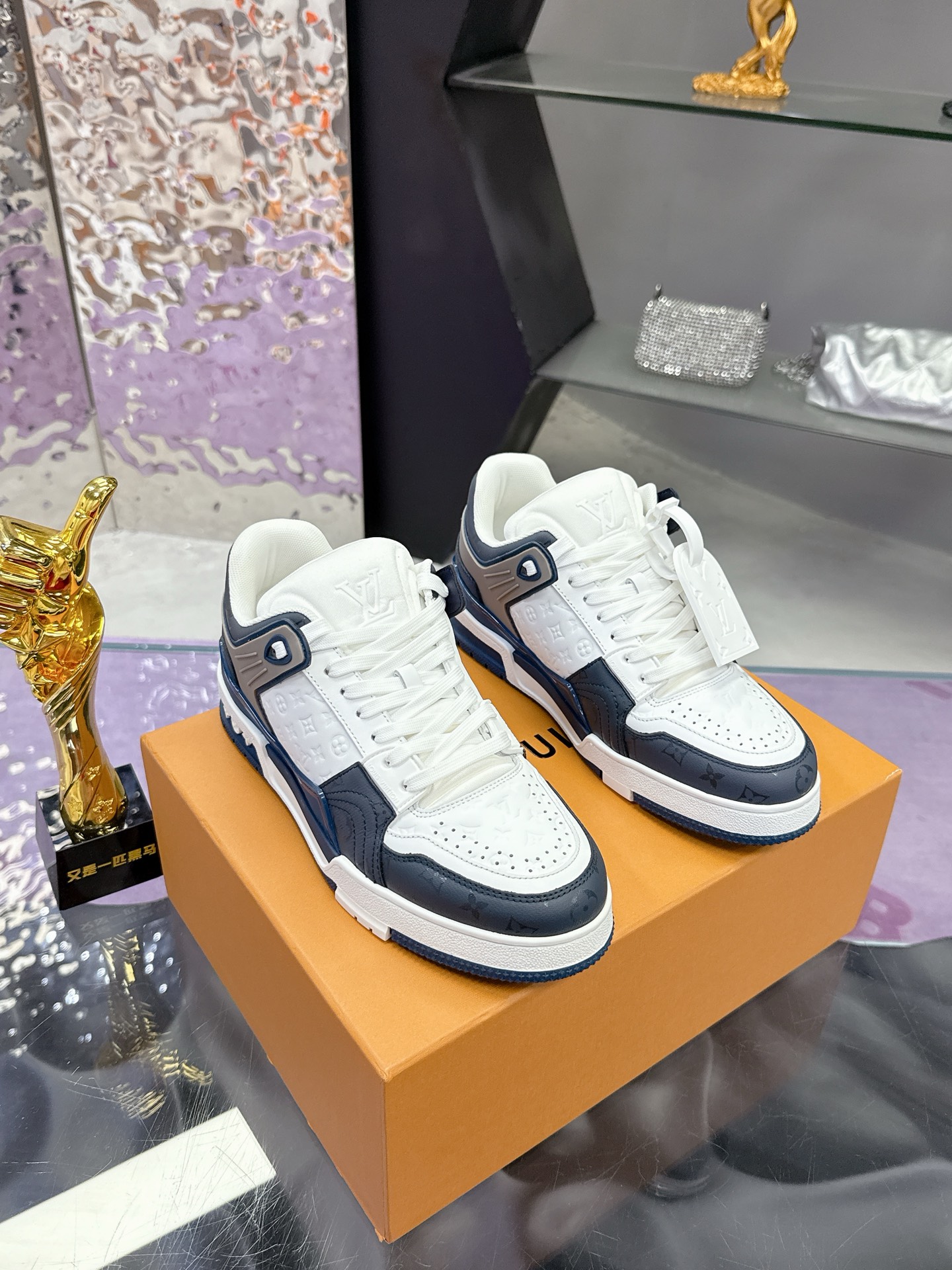 Louis Vuitton LV Trainer Maxi运动鞋将成衣系列的宽松廓形引入VirgilAbloh笔下的LVTrainer运动鞋设计