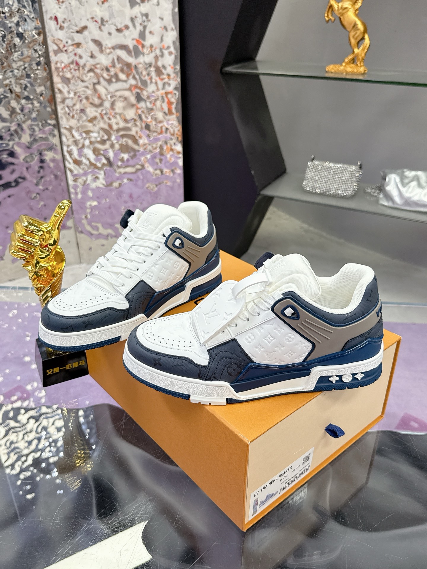 Louis Vuitton LV Trainer Maxi运动鞋将成衣系列的宽松廓形引入VirgilAbloh笔下的LVTrainer运动鞋设计