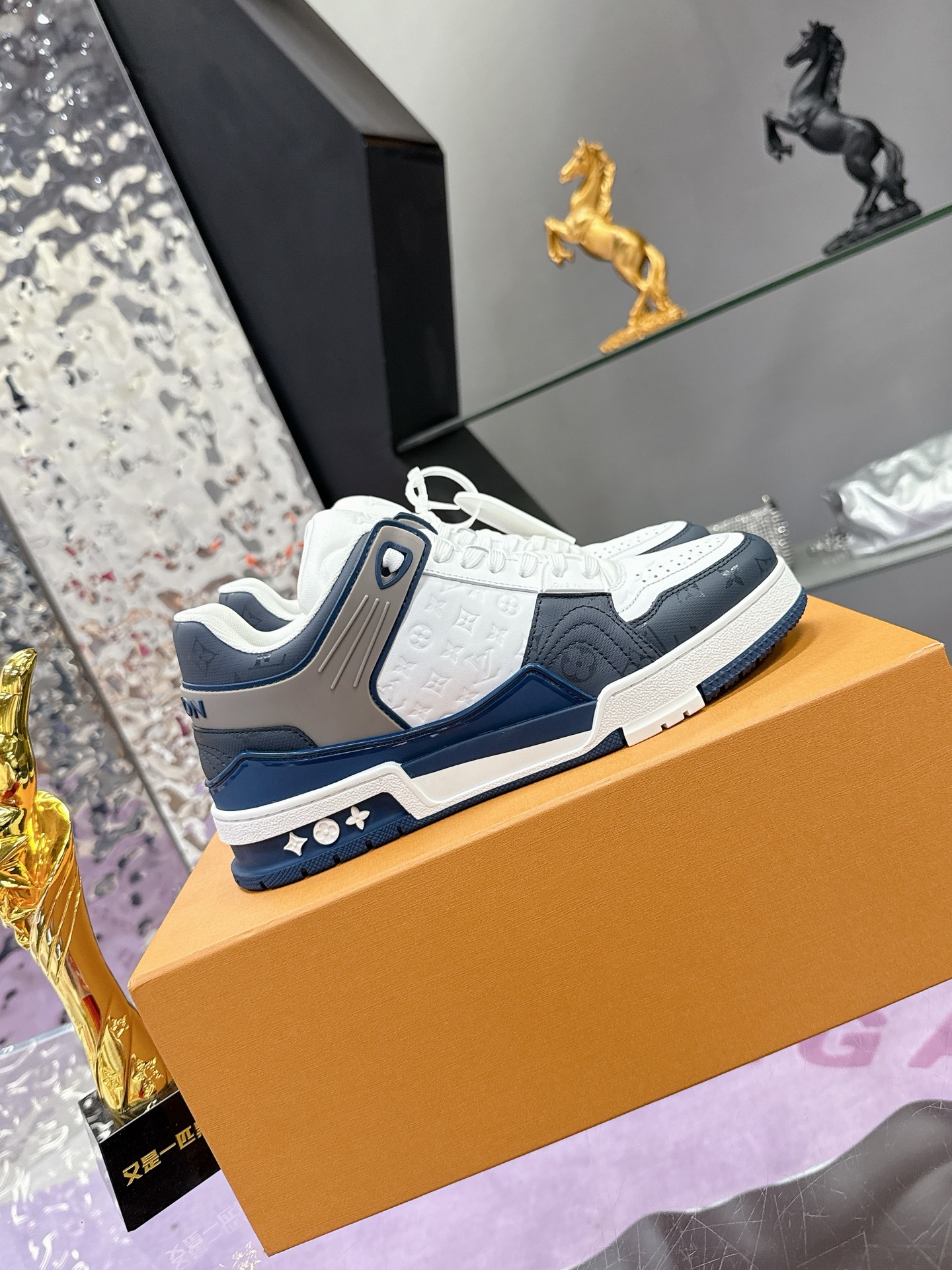 Louis Vuitton LV Trainer Maxi运动鞋将成衣系列的宽松廓形引入VirgilAbloh笔下的LVTrainer运动鞋设计