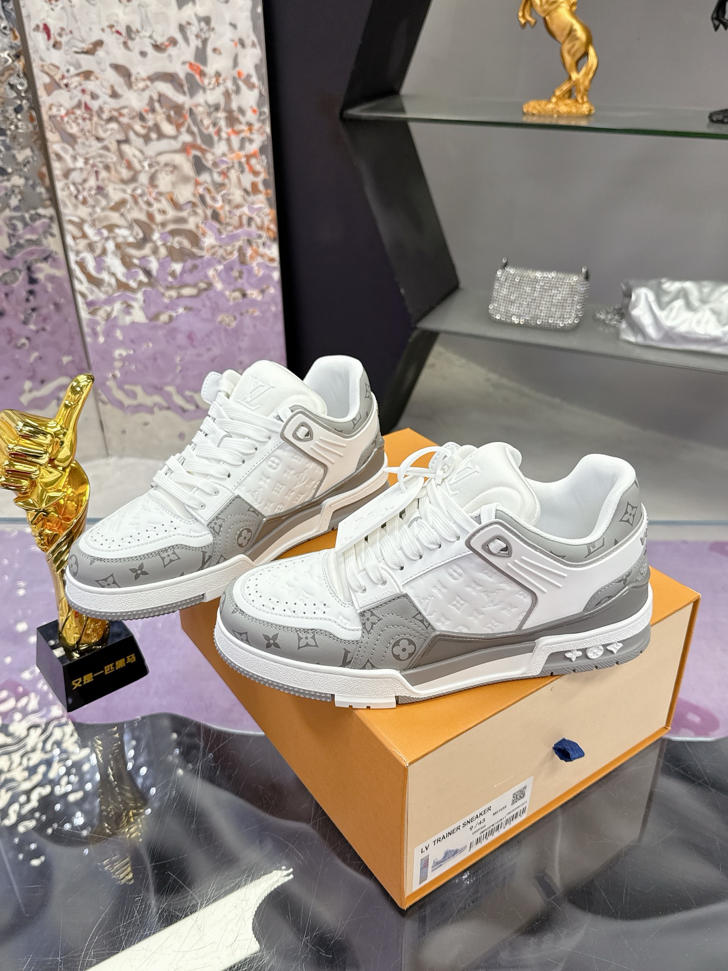 Louis Vuitton LV Trainer Maxi运动鞋将成衣系列的宽松廓形引入VirgilAbloh笔下的LVTrainer运动鞋设计