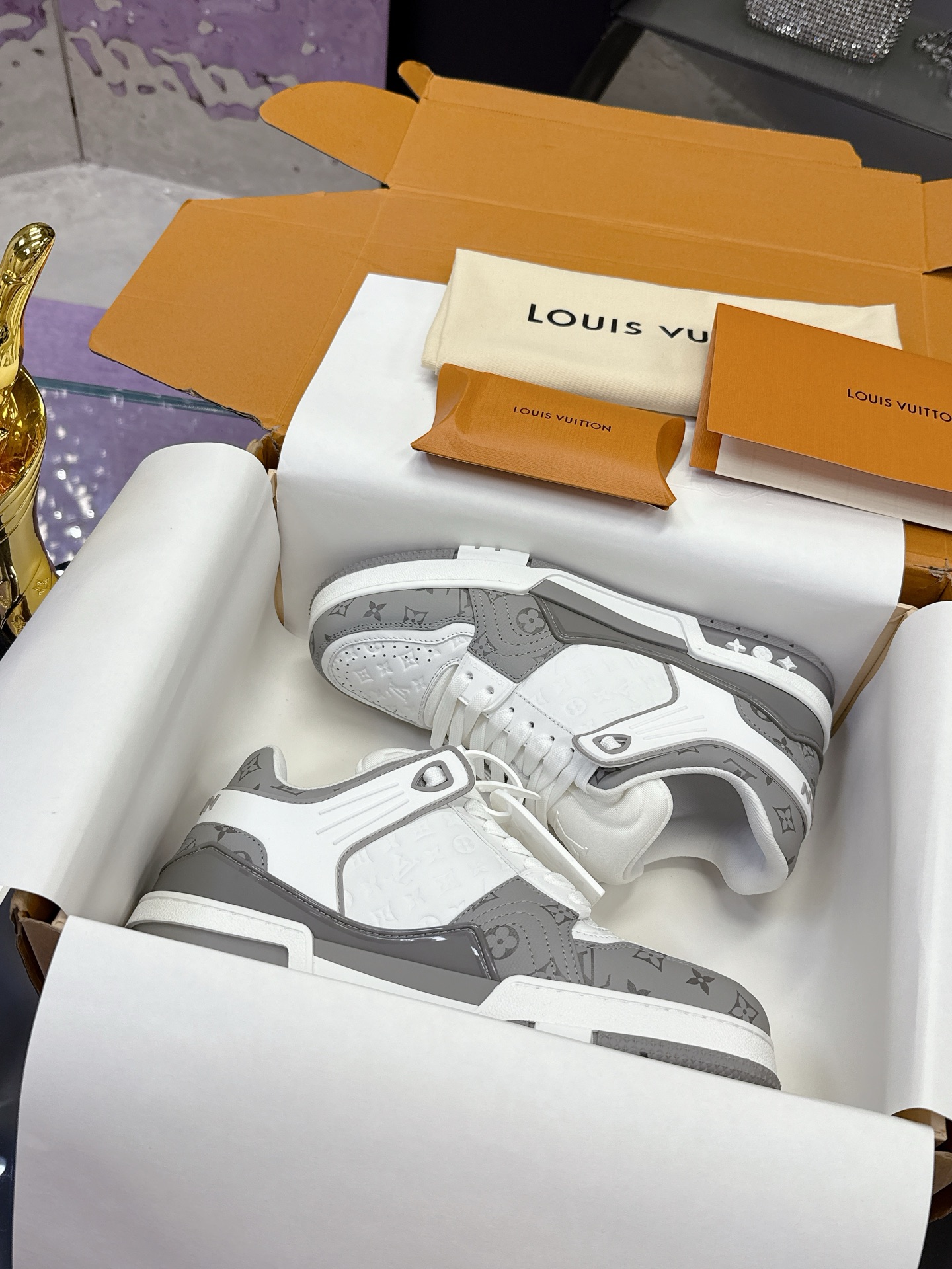 NO:228679,(Men's Shoes) 2025 latest catwalk, full leather embossing process manufacturing, original development, quality shipment, welcome to compare LV board shoes series LV Trainer Maxi sneakers introduce the loose silhouette of the ready-to-wear series into the LVTrainer sneaker design of VirgilAbloh, and made its debut in the 2025 spring and summer men's clothing show. The cowhide upper combines rough fabric laces to point out the classic brand elements with colorful beads. The LV letters marked the tongue, and Monogram flowers live on the outsole. The mixed material is made of top layer cowhide, wrapped in imported custom-made denim, thick lace-up design, with Monogram large print on the side, the tongue and heel 