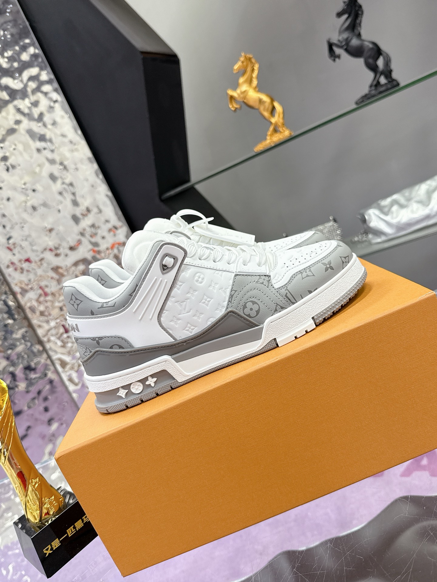 Louis Vuitton LV Trainer Maxi运动鞋将成衣系列的宽松廓形引入VirgilAbloh笔下的LVTrainer运动鞋设计