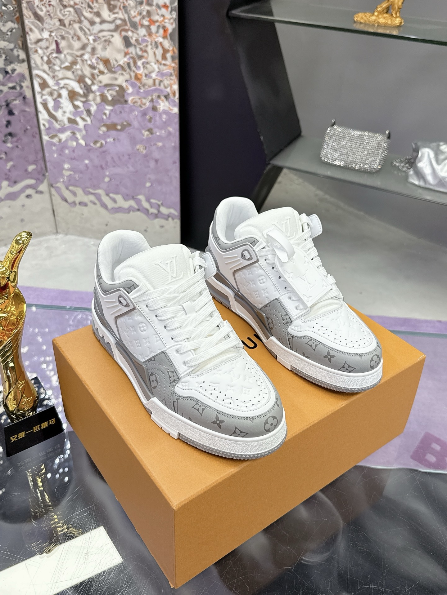 Louis Vuitton LV Trainer Maxi运动鞋将成衣系列的宽松廓形引入VirgilAbloh笔下的LVTrainer运动鞋设计