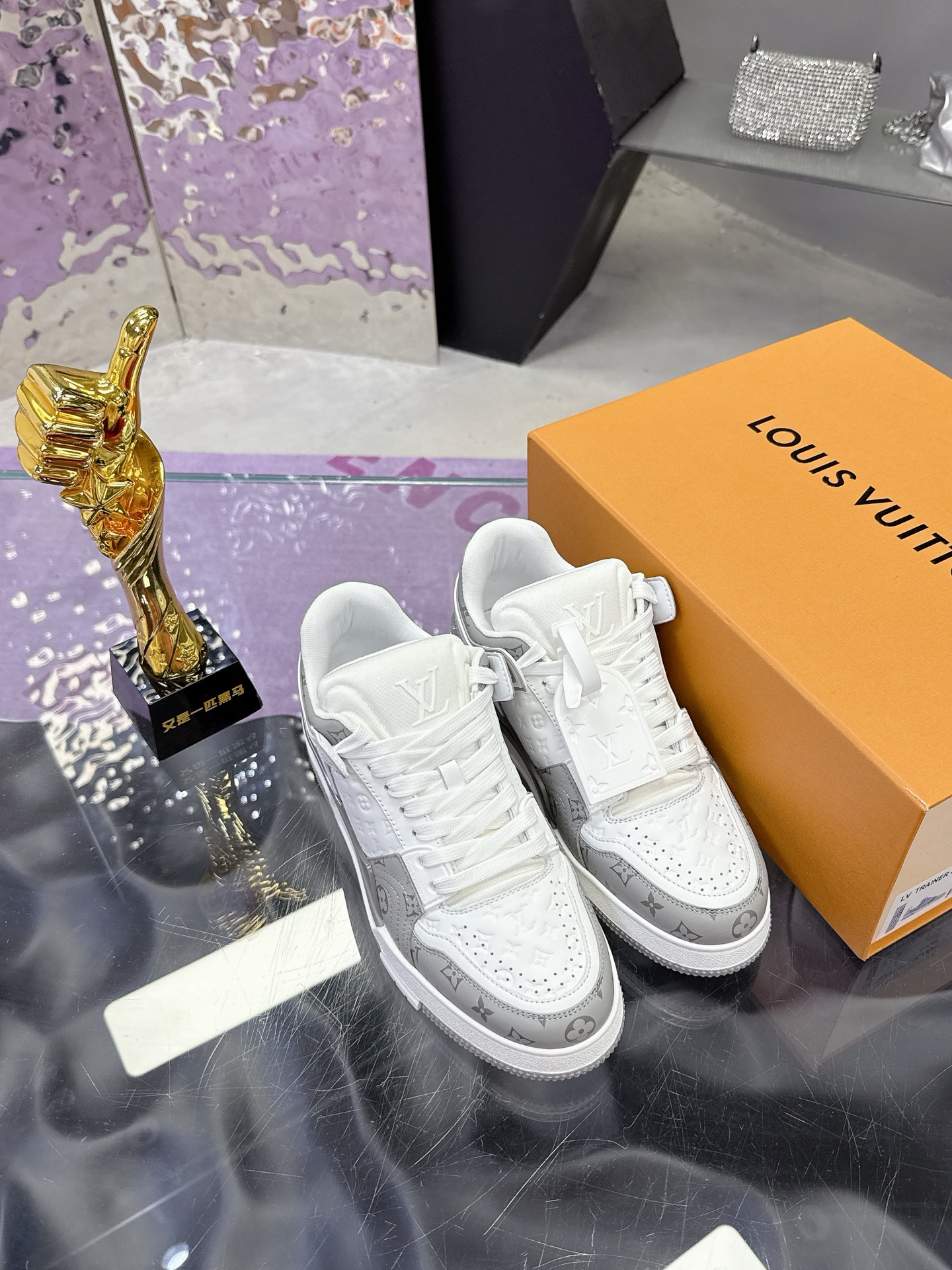 Louis Vuitton LV Trainer Maxi运动鞋将成衣系列的宽松廓形引入VirgilAbloh笔下的LVTrainer运动鞋设计