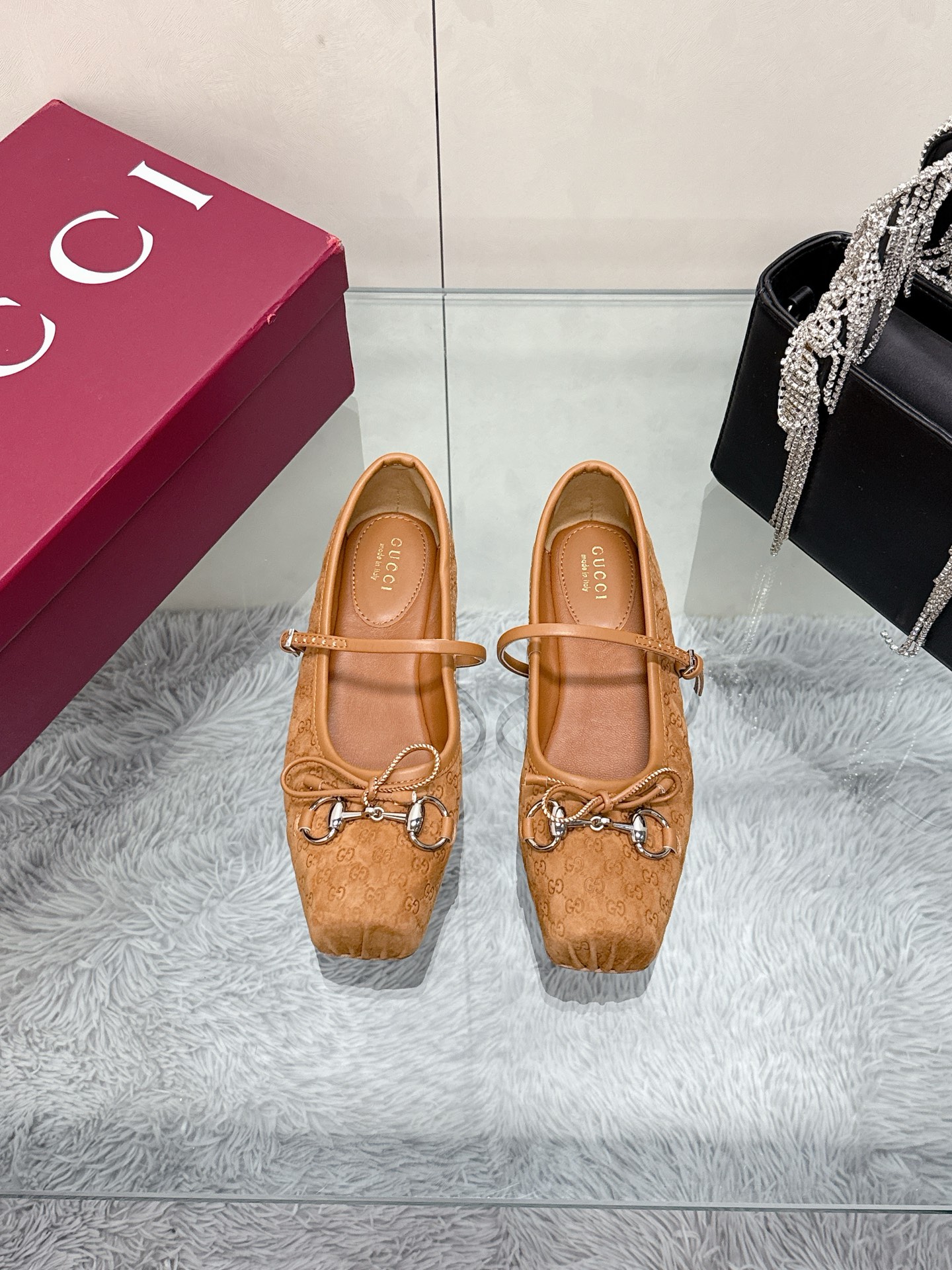 NO:250307,Gucci hot product is launched, GuCC high-end boutique 2025 overseas early spring series [Mini GG] new flat ballet shoes, horse-bit new small square toe shoes, classic exquisite and elegant playful fashionable flat shoes, high-quality sweet college-style slippers, original original single quality! Every detail has been carefully crafted, and can be matched with ZG, with the same quality!  Original fabric custom imported silk/Yangjing/Sheepskin Hardware Dongguan factory mold rivet Horse bits Inner lining/foot pad high-end custom silk/Sheepskin lining Heel high flat sole Outsole Italian leather sole Size 35-41 (40 41 42 custom made, no return or exchange) ●Italian creation Red full set of high-end original packaging, single shoes, gucci, flats, sheepskin, real silk, sheep19860909古奇Gucci爆款上市 GuCC高端精品 2025海外早春系列【迷你GG】新品平底芭蕾鞋 马衔扣新款小方头单鞋经典精致优雅俏皮时髦平底鞋高质感甜美学院风便鞋 原汁原味原单品质!每个细节皆经过精心细致打造,可与ZG对比如一,无二品质！ 面料原版定制进口真丝/羊京/羊皮 五金东莞大厂开模铆钉 马衔扣 内里／垫脚高端定制真丝/羊皮里 跟高平底 大底意大利真皮底 尺码35-41（40 41 42定做,不退换） ●意大利创作 红色全套高档原包装,单鞋,gucci,flats,sheepskin,real silk,sheep,Women's Shoes
