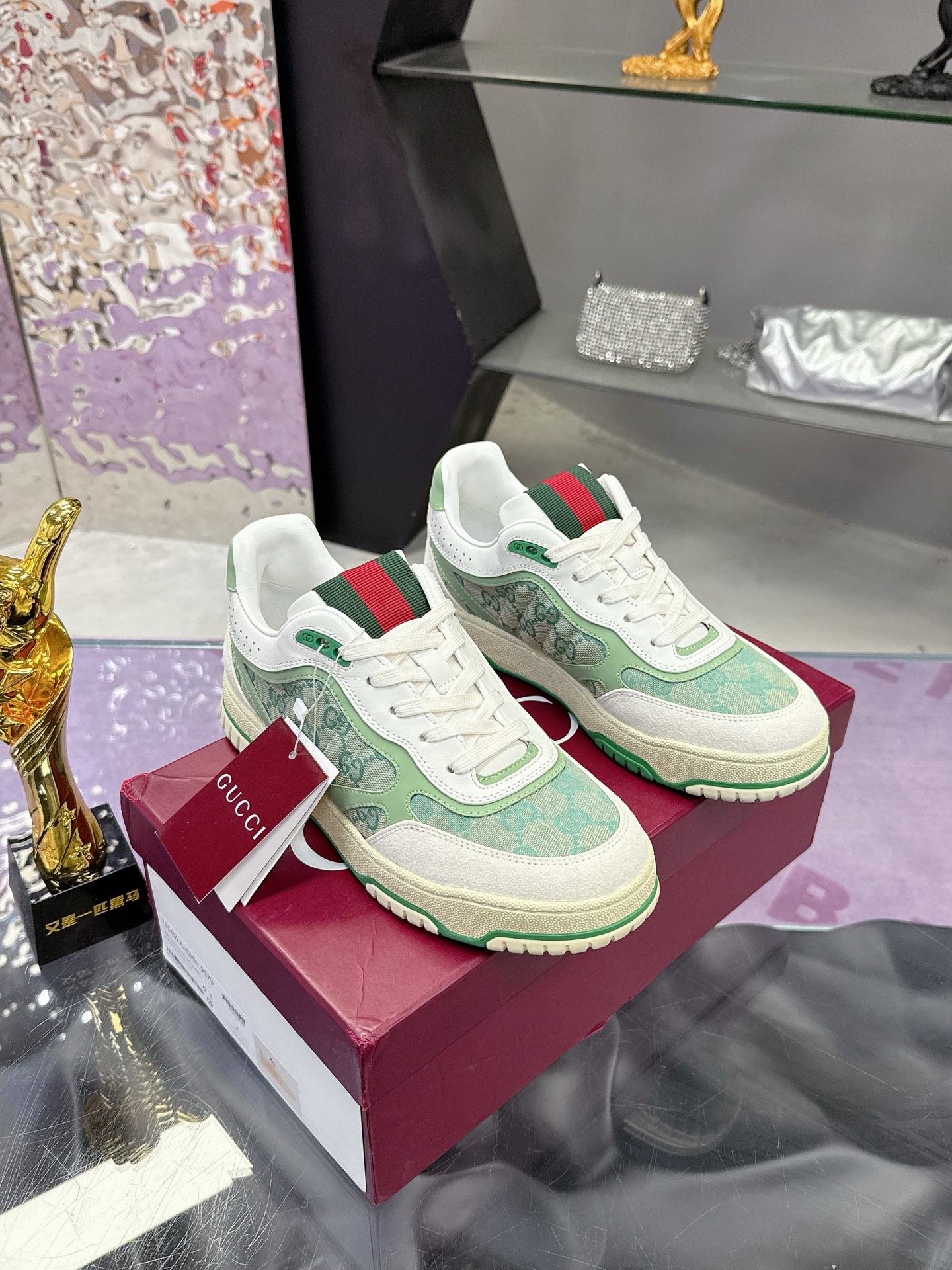 NO:228666,Gucci Gucci latest popular couple sneakers series Original purchase and development Made in goods, this high and low top sneaker adopts a basketball-style silhouette design, cleverly incorporates hollow pieces and old-fashioned effects, showing unique ingenuity. The ingenuity integrates interlocking double G styling accessories and Gucci letters and other brand logo details, paying low-key tribute to the brand design inheritance. Delivery counter exquisite packaging, original custom fabric imported top layer cowhide, imported top layer cow leather, sole imported sole original molded TPU sole Sole Thickness: 3cm Size: Women's 35-41 Men's 38-46 (Female 41 Men's 38-46 Customized), casual shoes/sports, gucci, gucci, sneakers, cowhide19860909Gucci古驰 最新爆款情侣运动鞋系列 原版购入开发 做货,这款高低帮运动鞋采用篮球风格廓形设计,巧妙融入镂空拼片和做旧效果,尽显别样匠心.匠心融蕴互扣式双G造型配件和Gucci字样等品牌标识细节,低调致敬品牌设计传承. 配送专柜精美包装 面料原版定制进口头层牛皮 内里进口头层牛里 鞋底原版开模TPU鞋底 底厚:3cm Size:女款35-41 男38-46（ 女41 男38 46 订做）,休闲鞋/运动鞋,gucci,gucci,sneakers,cowhide,Women's Shoes