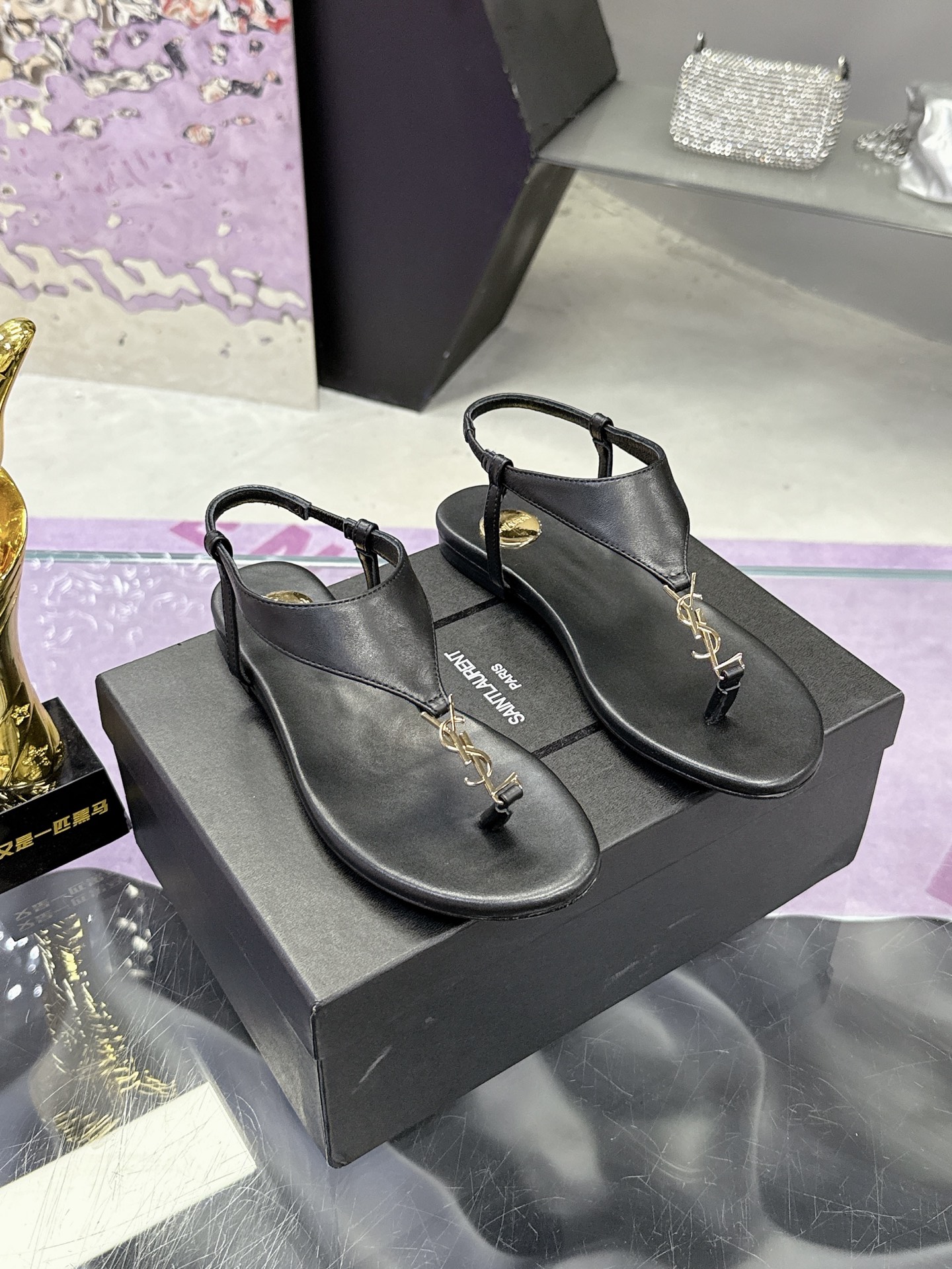 NO:230683,Saint Laurent's classic sandals, a super super popular style. This hardware buckle on each page of our house must be customized 1:1 with a mold. The size and texture are exactly the same as the original. The upper material is made of imported beaded calfskin. The inner leather sheepskin is made of comfortable and soft tiptoe sheepskin. The sole is the original 1:1 custom leather sole, which is perfect to the point of being so comfortable, and the foot feels great. And no matter you match it with jeans, small suits, and skirts, you can match it with natural. Authentic full package Italian leather sole Size35-40, sandals, saint laurent, saint laurent, sandals, skirts, jeans, cowhide, sheepskin, Leather soles19860909Saint Laurent圣罗兰家经典秀款凉鞋、超级超级无敌火爆的一个款这款我们家每个版面的五金扣都要开模1:1定制 大小质感与原版完全一致鞋面材质采用进口开边珠小牛皮制作而成,内里真皮羊皮,踮脚为舒服柔软的踮脚羊皮 鞋底为原版1:1定制真皮大底、简直完美到爆、而且上脚效果非常舒服,脚感很棒,而且无论你搭配牛仔裤,小西服,裙子,都能搭配自然 正品全套包装 意大利真皮大底 Size35-40,凉鞋,saint laurent,saint laurent,sandals,skirts,jeans,cowhide,sheepskin,Leather soles,Women's Shoes