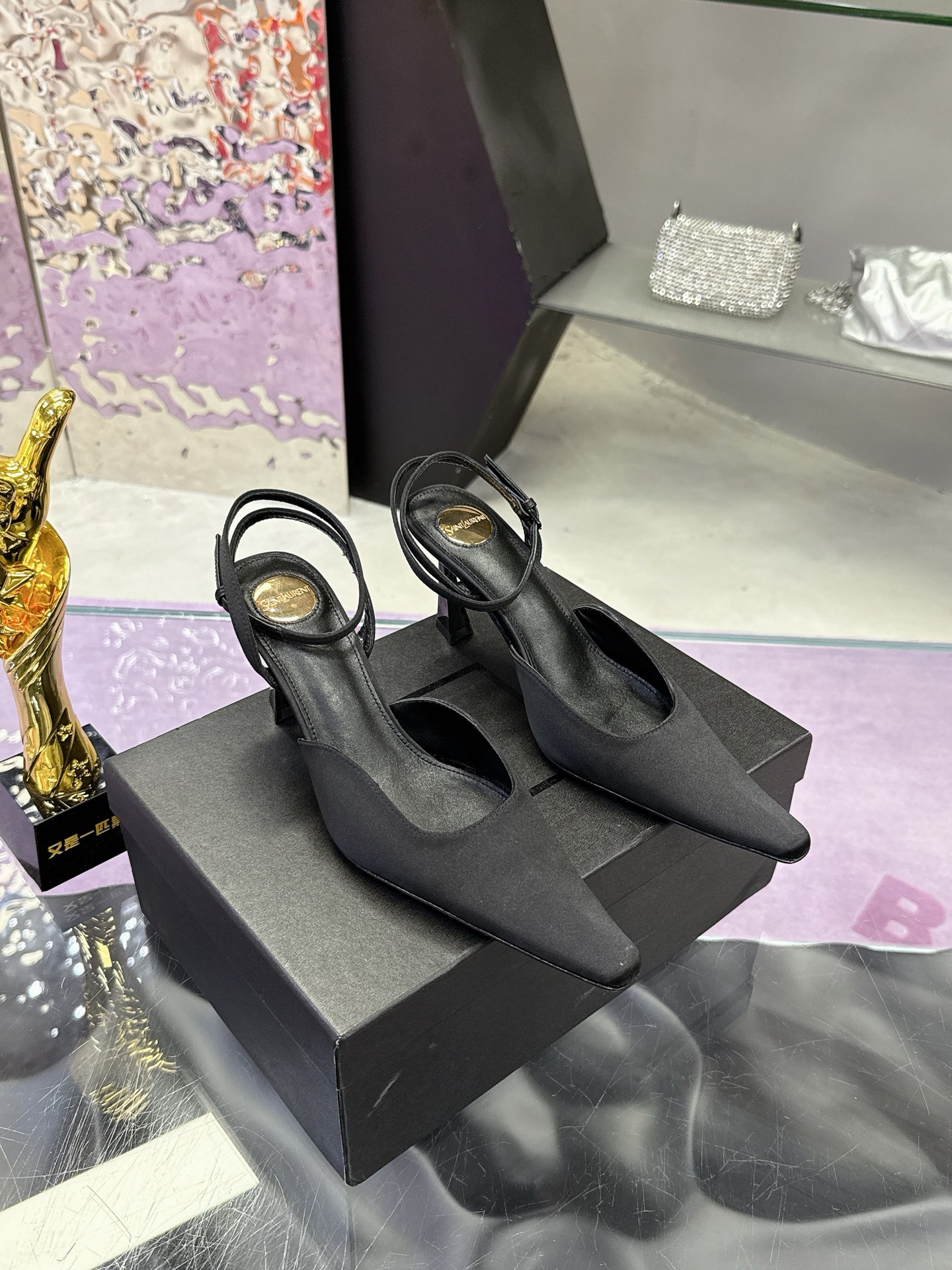 NO:230680,The new spring and summer style has been released. SAIN* LAURENT pointed toe sexy and generous button sexy high heels with dazzling generous button embellishment upper adds a bit of fashionable feeling [SAIN* LAURENT] Saint Laurent YSL original generous button flat heels are super beautiful, original 1:1 mold opening, official website synchronization, original original patent leather foot pad imported sheepskin sole Italian leather outsole heel height 7.5cm Size35-40, sandals, saint laurent, saint laurent, saint laurent, saint laurent, sandals, sheepskin, Leather soles19860909春夏新款已出SAIN* LAURENT尖头性感大方扣性感高跟搭配有亮眼的大方扣点缀鞋面增添了几分时髦感【SAIN* LAURENT】圣罗兰YSL 原版大方扣平跟上脚超美,原版1:1开模,官网同步 面料原版漆皮 垫脚进口羊皮 鞋底意大利真皮大底 跟高7.5cm Size35—40,凉鞋,saint laurent,saint laurent,saint laurent,sandals,sheepskin,Leather soles,Women's Shoes