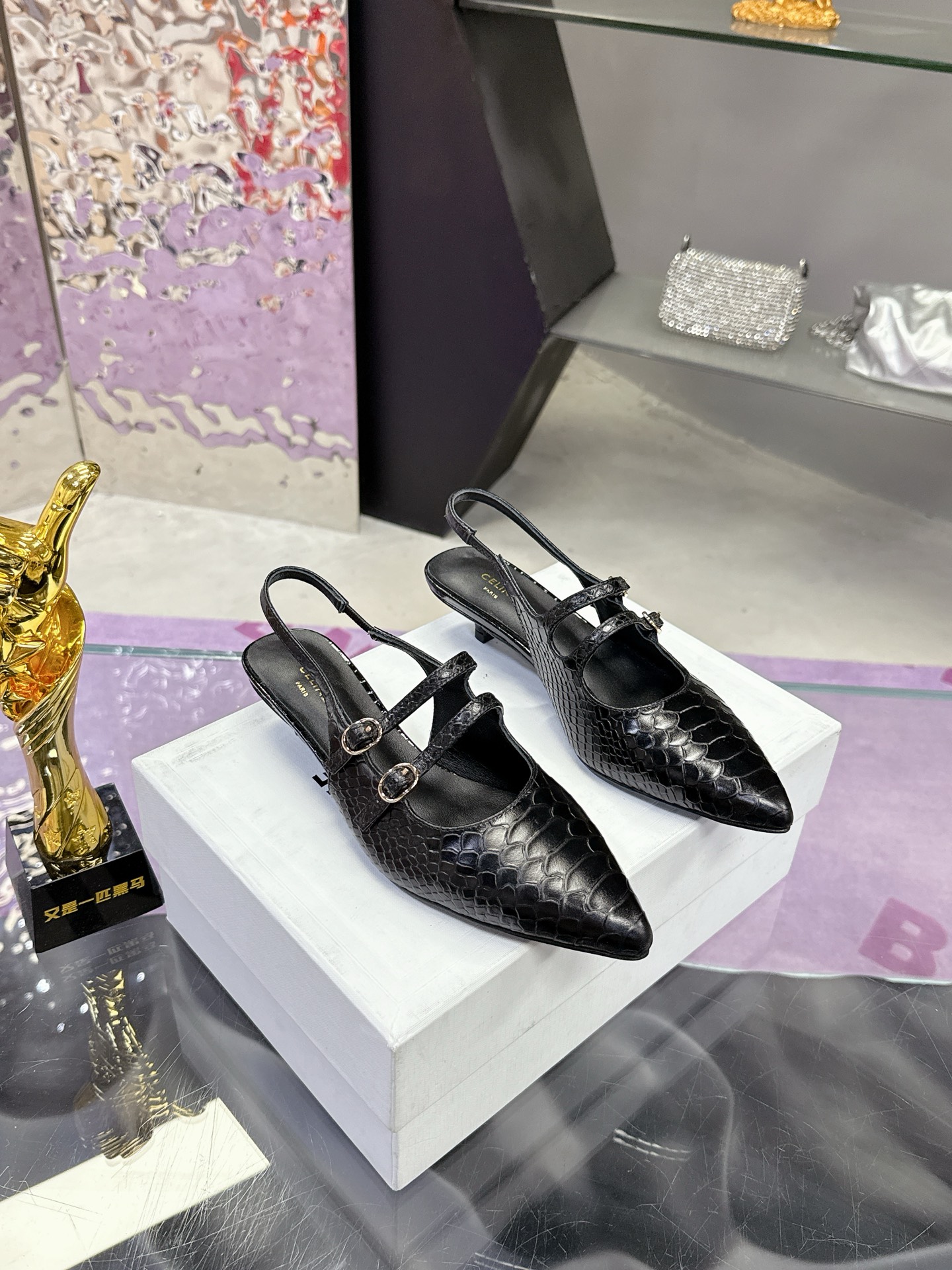 NO:230673,CELINE Spring and Summer Fashion Shoes is a super hot model. This hardware buckle on each page of our house must be customized with a 1:1 mold opening!  The texture is exactly the same as the original. The upper material is made of imported beaded calfskin. The pure hand-sewn mark thread is finely crafted, with hairy inside. Tip-stitching is comfortable and soft tiptoe sheepskin. The soles are original 1:1 customized genuine leather sole, which is perfect to the point of being so comfortable, and the foot feels great. And no matter you match it with jeans, small suits, and skirts, you can match it with natural. Authentic full set of genuine leather outsole heels 3.5CM size 35-40, sandals, celine, sandals, skirts, jeans, cowhide, sheepskin, Leather soles19860909CELINE思琳春夏时装鞋 超级超级无敌火爆的一个款这款我们家每个版面的五金扣都要开模1:1定制！ 大小质感与原版完全一致鞋面材质采用进口开边珠小牛皮制作而成,纯手工缝制的马克线做工精细,内里毛里,踮脚为舒服柔软的踮脚羊皮,鞋底为原版1:1定制真皮大底、简直完美到爆、而且上脚效果非常舒服,脚感很棒,而且无论你搭配牛仔裤,小西服,裙子,都能搭配自然 正品全套包装意大利 真皮大底跟高3.5CM 码数35-40,凉鞋,celine,sandals,skirts,jeans,cowhide,sheepskin,Leather soles,Women's Shoes