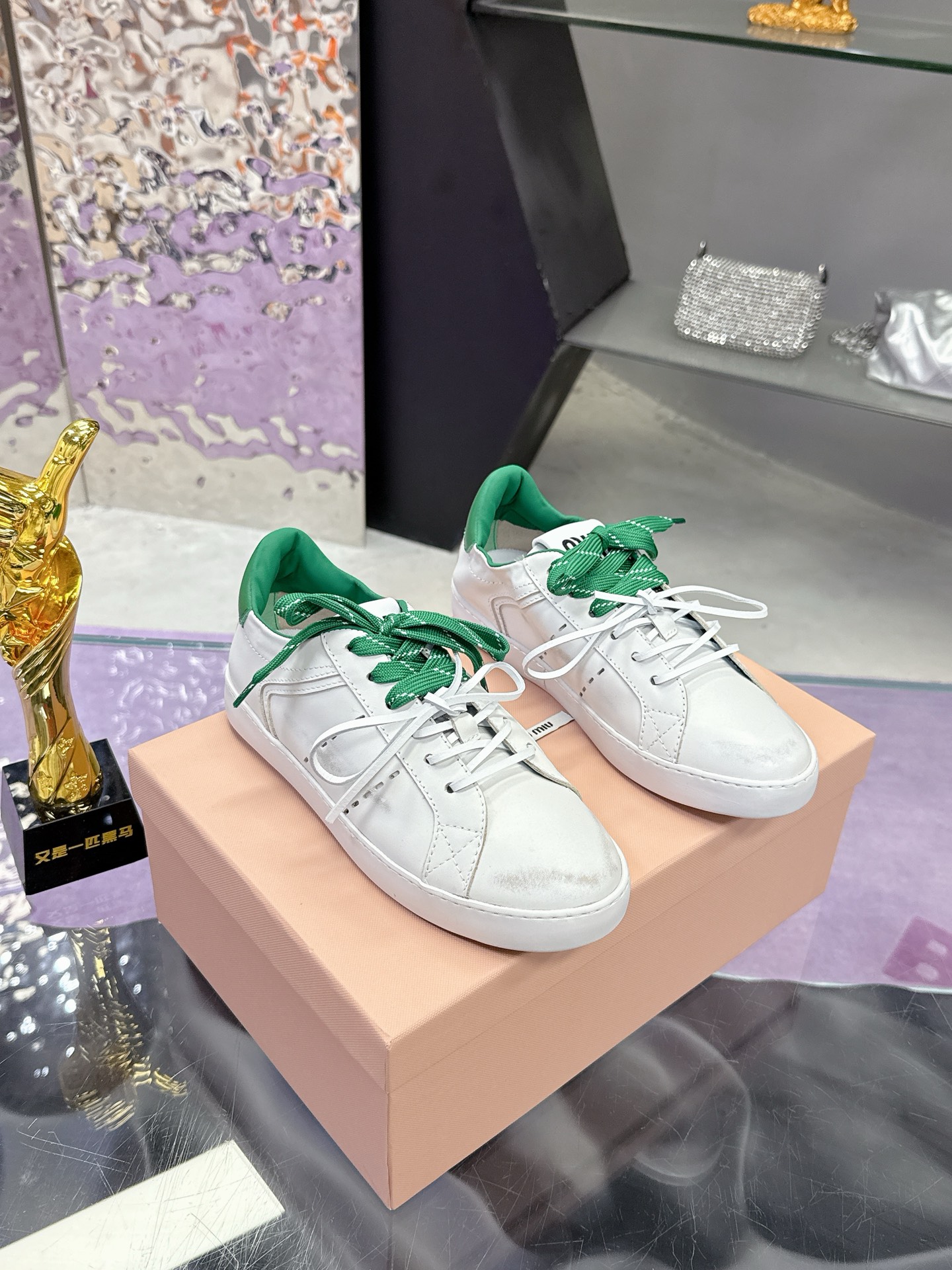 NO:230669,Miumiu Miu Miu's latest casual dirty shoes in early spring. Miumiu white shoes series. Little Red Book grass planting series, retro and fashionable, beautiful and beautiful. Simple sports shoes design, highly recognizable tongue, create a Buddhist sweet casual style~~ The aura of the foot is very casual, long skirts, shorts, shorts, wear a unique style~~ It uses top layer cowhide size 35-40 sizes, casual shoes/sports shoes, miumiu, sneakers, skirts, shorts, cowhide19860909miumiu缪缪早春最新走秀款休闲脏脏鞋 miumiu 小白鞋系列 小红书种草系列,复古又时髦上脚美炸了 简约的运动板鞋设计,极具辨识度的鞋舌,打造佛系甜美的休闲风~~上脚气场十足随意搭配,长裙,短裙,短裤,穿出与众不同的风格~~ 采用头层牛皮 码数 35-40码,休闲鞋/运动鞋,miumiu,sneakers,skirts,shorts,cowhide,Women's Shoes