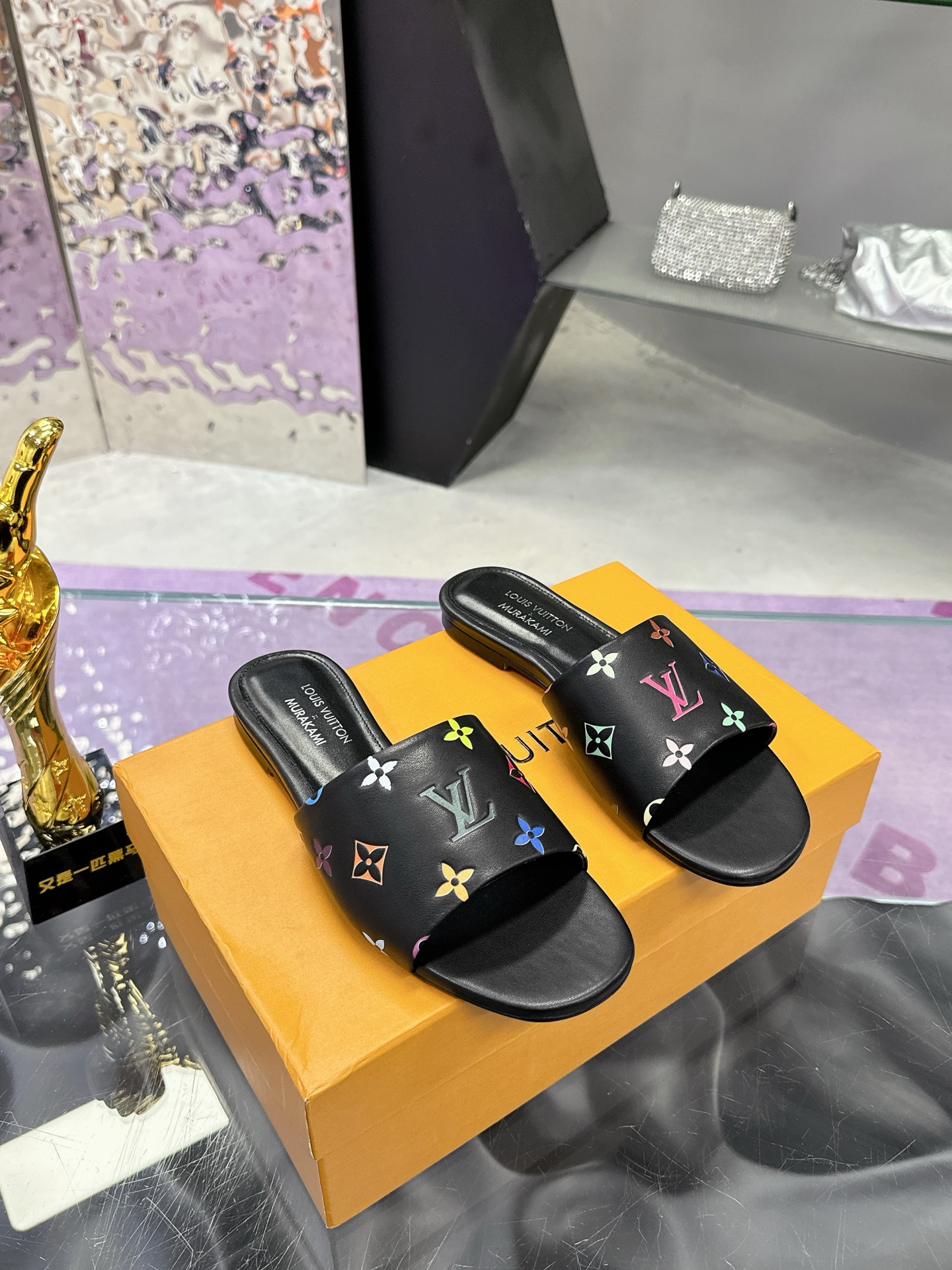 NO:230661,(30 leather sole does not return or exchange) Louis Vuiton 2025 spring and summer latest model This sandals are from Louis Vuitton x Takashi Murakami reprint series, which is a full Monogram pattern that is soaked in rainbow tones, allowing the brand's classic elements to stretch the distinct aesthetic style of Japanese artist Takashi Murakami. The upper dot decoration Lv marking logo craft brings a different visual feast to the hot summer Material cowhide sheepskin color brown white black Size 35-40 sizes (41 42 can be customized, no return or exchange), slippers, louis vuitton, louis vuitton, louis vuitton, slippers, cowhide, sheepskin, Leather soles19860909（真皮大底30不退换） Louis Vuiton2025春夏最新款 本款 凉拖出自路易威登 x 村上隆再版系列,为全幅 Monogram 图案浸染彩虹色调,令品牌经典元素舒展日本艺术家村上隆的鲜明美学风格. 鞋面点饰Lv标示Logo工艺 給炎热的夏天带来不一样視觉盛宴  材料牛皮面 羊皮里 颜色咖色白色 黑色  码数35一40码（41 42 可定做 不退不换）,拖鞋,louis vuitton,louis vuitton,louis vuitton,slippers,cowhide,sheepskin,Leather soles,Women's Shoes