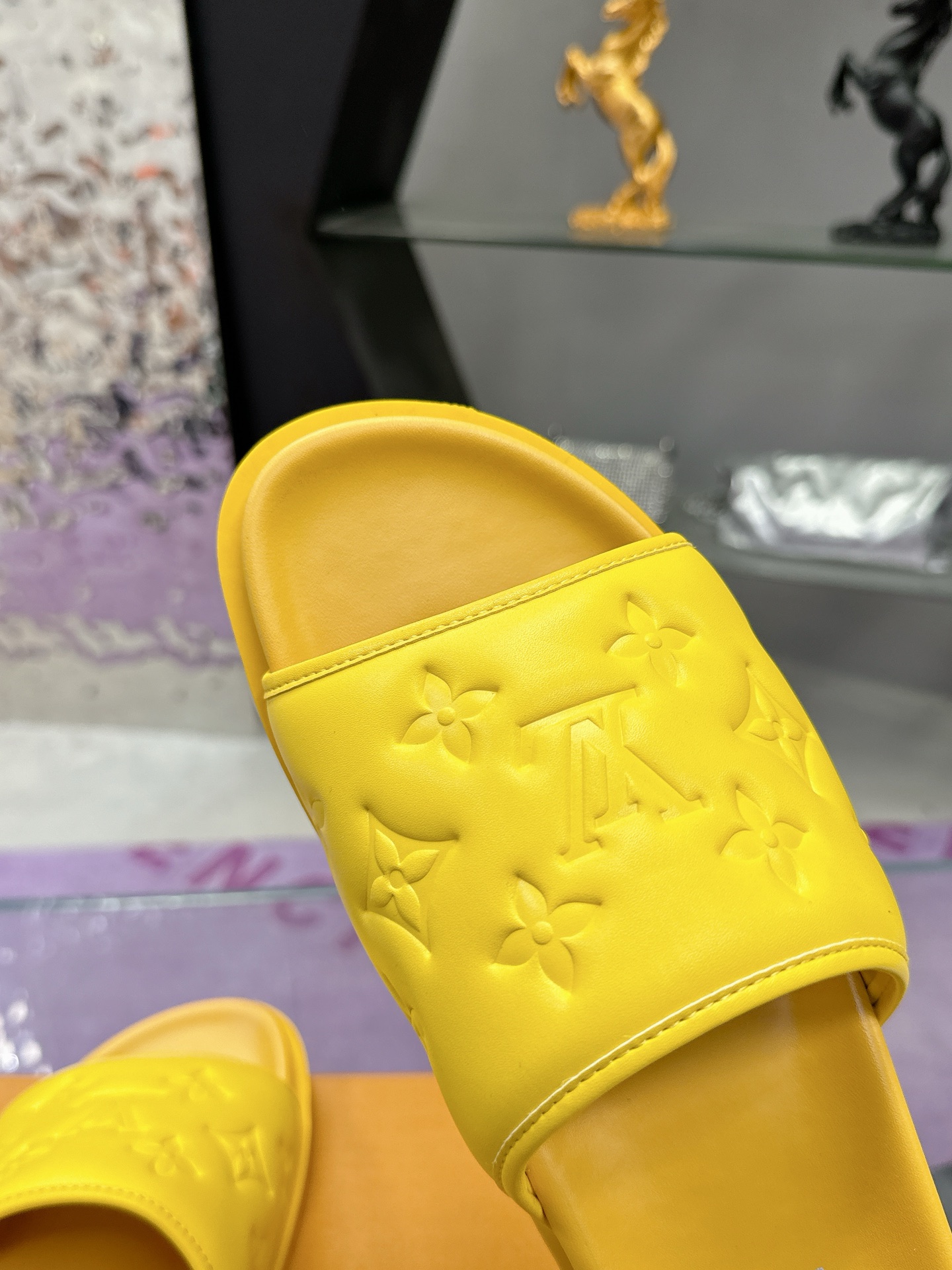 出厂价：190（男鞋）
路易威登 Lv2025 最新款 Lv男士拖鞋
原版开模定制，面料釆用进口原版材料制作🌈
升级版大底，更轻便，防滑🌹
市场顶级品质，简单不失品味，潮人必备，时尚就在脚下，自信满满，专柜同款👍
夏季拖鞋的季节来了👌
材料：皮面压花
码数：38-44