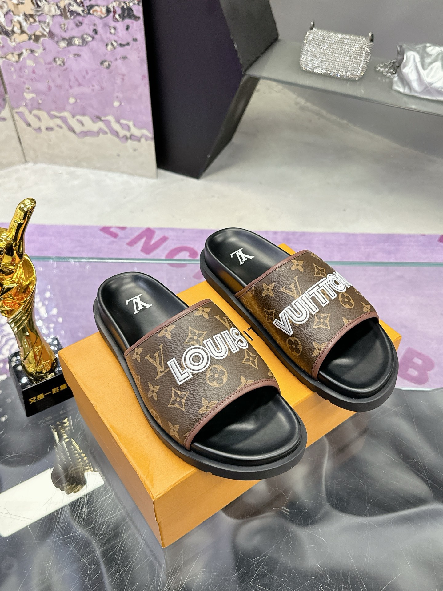 NO:230665,(Men's Shoes) Louis Vuitton Lv2025 Latest Model Lv Men's Slippers Original mold customization, fabric is made of imported original materials Upgraded outsole, lighter and non-slip. Top quality in the market, simple and tasteful, must-have for trendy people, fashion is right under your feet, full of confidence, the same style for counter Summer slippers is here Material PVC Electric embroidery Size 38-44, slippers, louis vuitton, louis vuitton, slippers19860909（男鞋） 路易威登 Lv2025 最新款 Lv男士拖鞋 原版开模定制,面料釆用进口原版材料制作 升级版大底,更轻便,防滑 市场顶级品质,简单不失品味,潮人必备,时尚就在脚下,自信满满,专柜同款 夏季拖鞋的季节来了 材料PVC 电绣 码数38-44,拖鞋,louis vuitton,louis vuitton,slippers,Women's Shoes