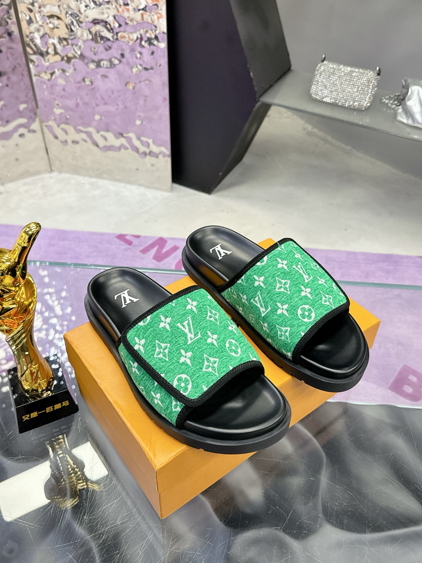 NO:230667,(Men's Shoes) Louis Vuitton Lv2025 Latest Model Lv Men's Slippers Original mold customization, fabric is made of imported original materials Upgraded outsole, lighter and non-slip top quality in the market, simple and tasteful, must-have for trendy people, fashion is right under your feet, full of confidence, same style for counter Summer slippers is here Material craft upper Size 38-44, slippers, louis vuitton, louis vuitton, slippers19860909（男鞋） 路易威登 Lv2025 最新款 Lv男士拖鞋 原版开模定制,面料釆用进口原版材料制作 升级版大底,更轻便,防滑 市场顶级品质,简单不失品味,潮人必备,时尚就在脚下,自信满满,专柜同款 夏季拖鞋的季节来了 材料工艺鞋面 码数38-44,拖鞋,louis vuitton,louis vuitton,slippers,Women's Shoes