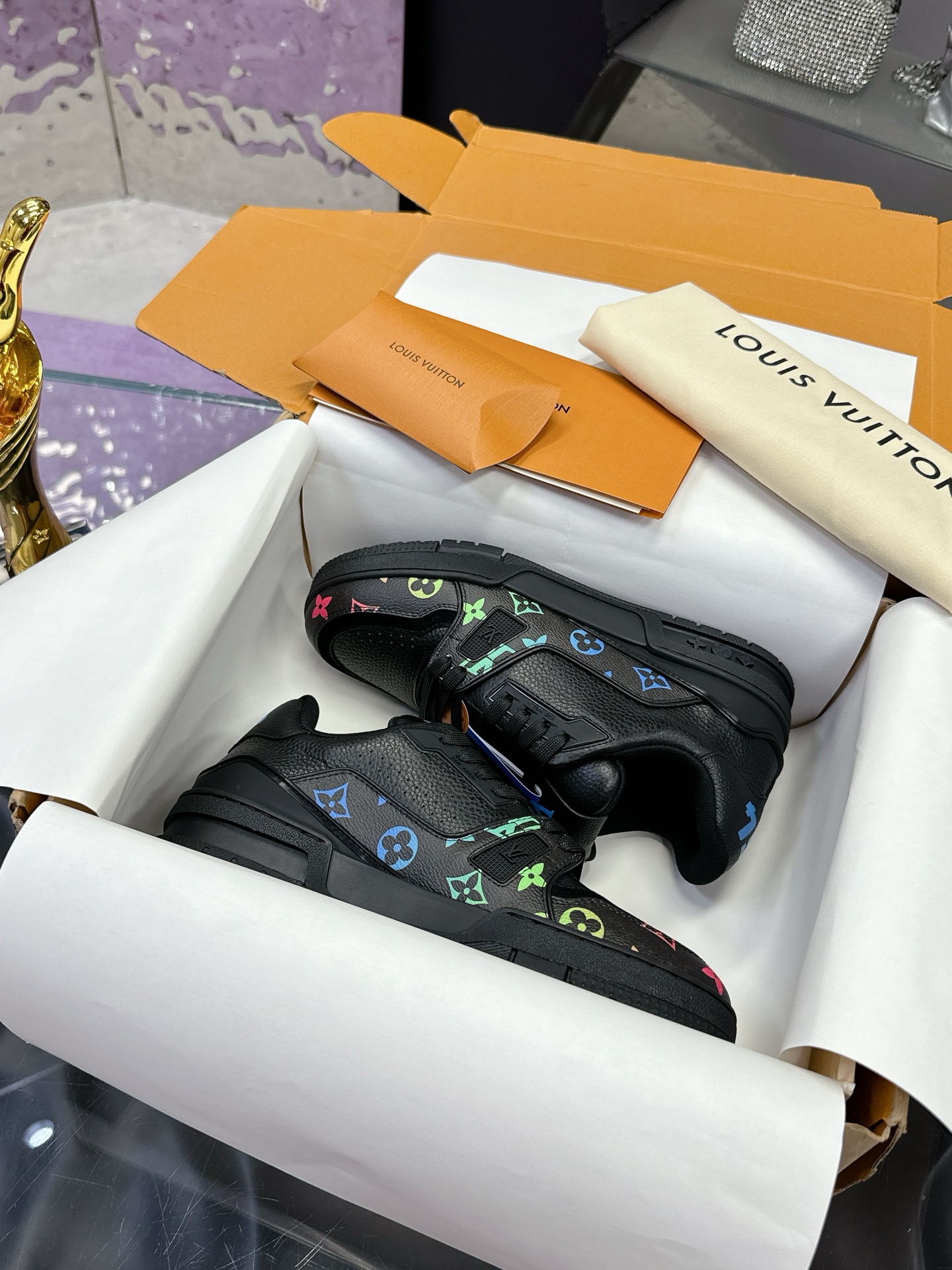 NO:230710,New color (airplane box 10) Original development Quality shipping Welcome to compare - LV board shoes series LV Trainer Maxi sneakers introduce the loose silhouette of the ready-to-wear series into the LVTrainer sneaker design written by Virgil Abloh, and the spring and summer men's clothing show was highlighted. The cowhide upper combines rough fabric laces to point out the classic brand elements with colorful beads. The LV letters marked the tongue, and Monogram flowers live on the outsole. The mixed material is made of top layer cowhide, wrapped in imported custom-made special printed denim, thick lace-up design, with Monogram large print on the side, the tongue and heel 