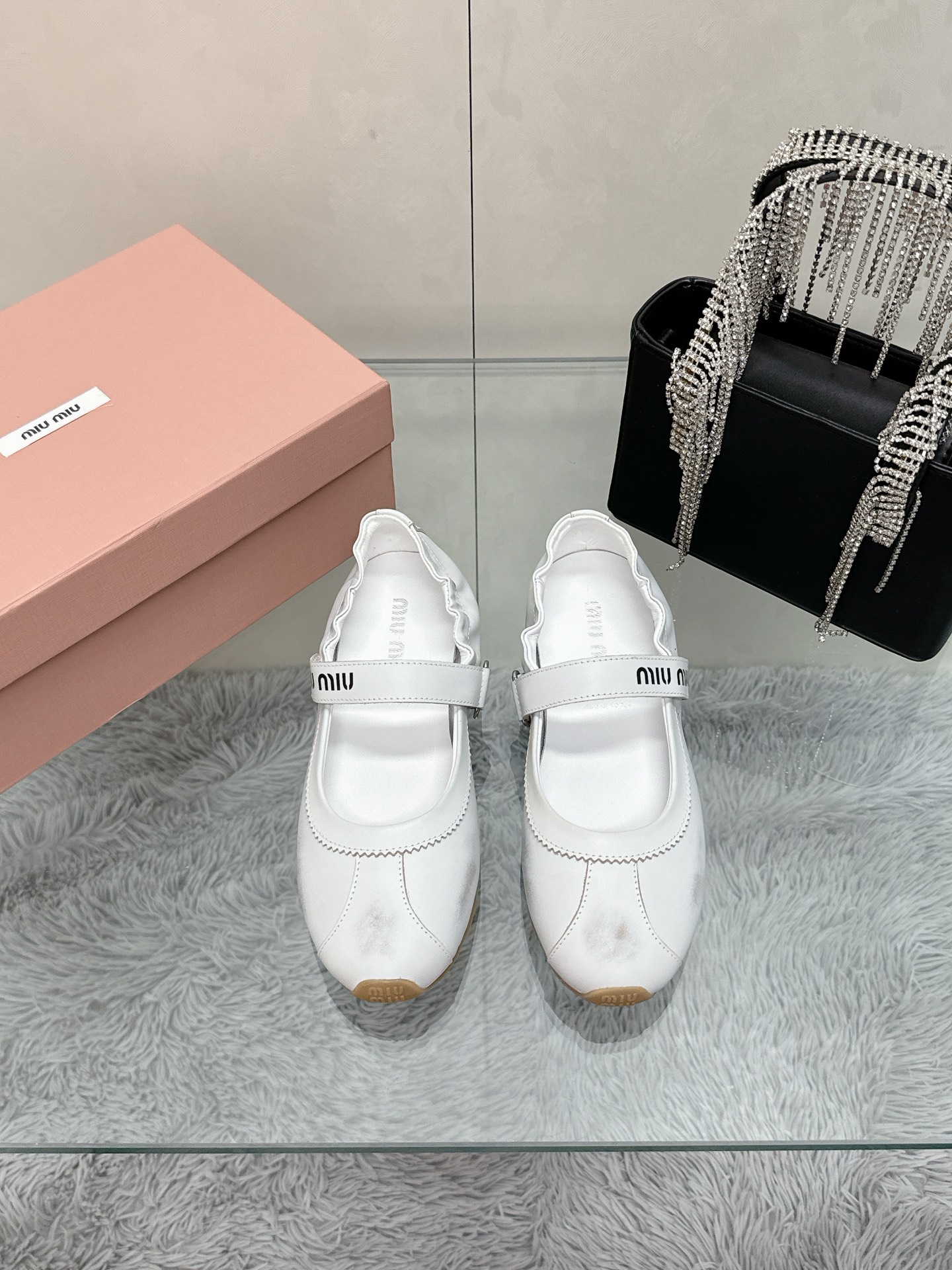 NO:250299,(Stack cooperation) New Miumiu Velcro elastic ballet shoes Mary Jane single shoes This Velcro ballet flat shoes, Mary Jane design buckle is made of Velcro, easy to put on and take off, not only highlights its delicate differences, but also shows the exquisite details. Upper sheep suede, inner sheepskin inner lining, anti-slip and wear-resistant rubber outsole, size 35 to 40 (41 customization, no return and exchange), ballet shoes, miumiu, mary jane, flats, sheepskin, chamois leather19860909（档口合作） 新款miumiu魔术贴松紧芭蕾舞鞋玛丽珍单鞋 这款魔术贴芭蕾平底鞋,玛丽珍设计扣带采用魔术贴 易穿脱 不仅突显出其细腻差异更展现了精致至极的细节 鞋面羊麂皮 内里羊皮内里 鞋底防滑耐磨橡胶大底 码数35一40（41定制不退换）,芭蕾舞鞋,miumiu,mary jane,flats,sheepskin,chamois leather,Women's Shoes