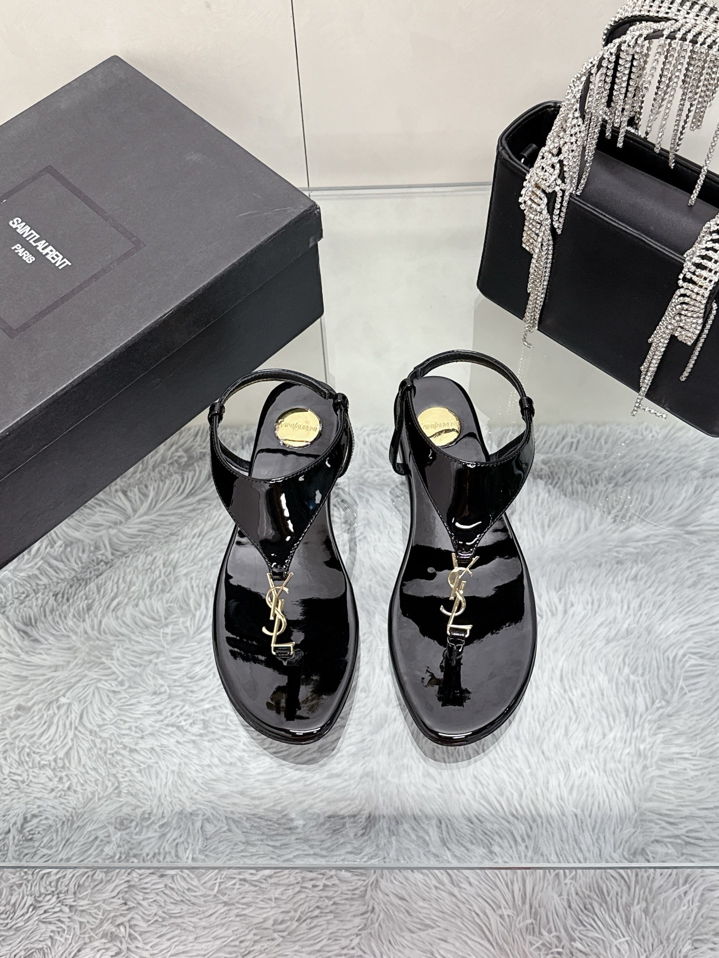 NO:250294,Saint Laurent's classic sandals, a super super popular style. This hardware buckle on each page of our house must be customized 1:1 with the size and texture exactly the same as the original. The upper material is made of imported beaded calfskin. The inner leather sheepskin is, and the tiptoe is comfortable and soft tiptoe sheepskin. The sole is the original 1:1 custom leather sole, which is perfect to the point of being very comfortable, and the foot feel is great. And no matter you match it with jeans, small suits, and skirts, you can match it with natural. Authentic full package Italian leather sole Size35-40, segmented shoes, saint laurent, saint laurent, sandals, skirts, jeans, cowhide, sheepskin, Leather soles19860909Saint Laurent圣罗兰家经典秀款凉鞋、超级超级无敌火爆的一个款这款我们家每个版面的五金扣都要开模1:1定制 大小质感与原版完全一致鞋面材质采用进口开边珠小牛皮制作而成,内里真皮羊皮,踮脚为舒服柔软的踮脚羊皮 鞋底为原版1:1定制真皮大底、简直完美到爆、而且上脚效果非常舒服,脚感很棒,而且无论你搭配牛仔裤,小西服,裙子,都能搭配自然 正品全套包装 意大利真皮大底 Size35-40,分趾鞋,saint laurent,saint laurent,sandals,skirts,jeans,cowhide,sheepskin,Leather soles,Women's Shoes