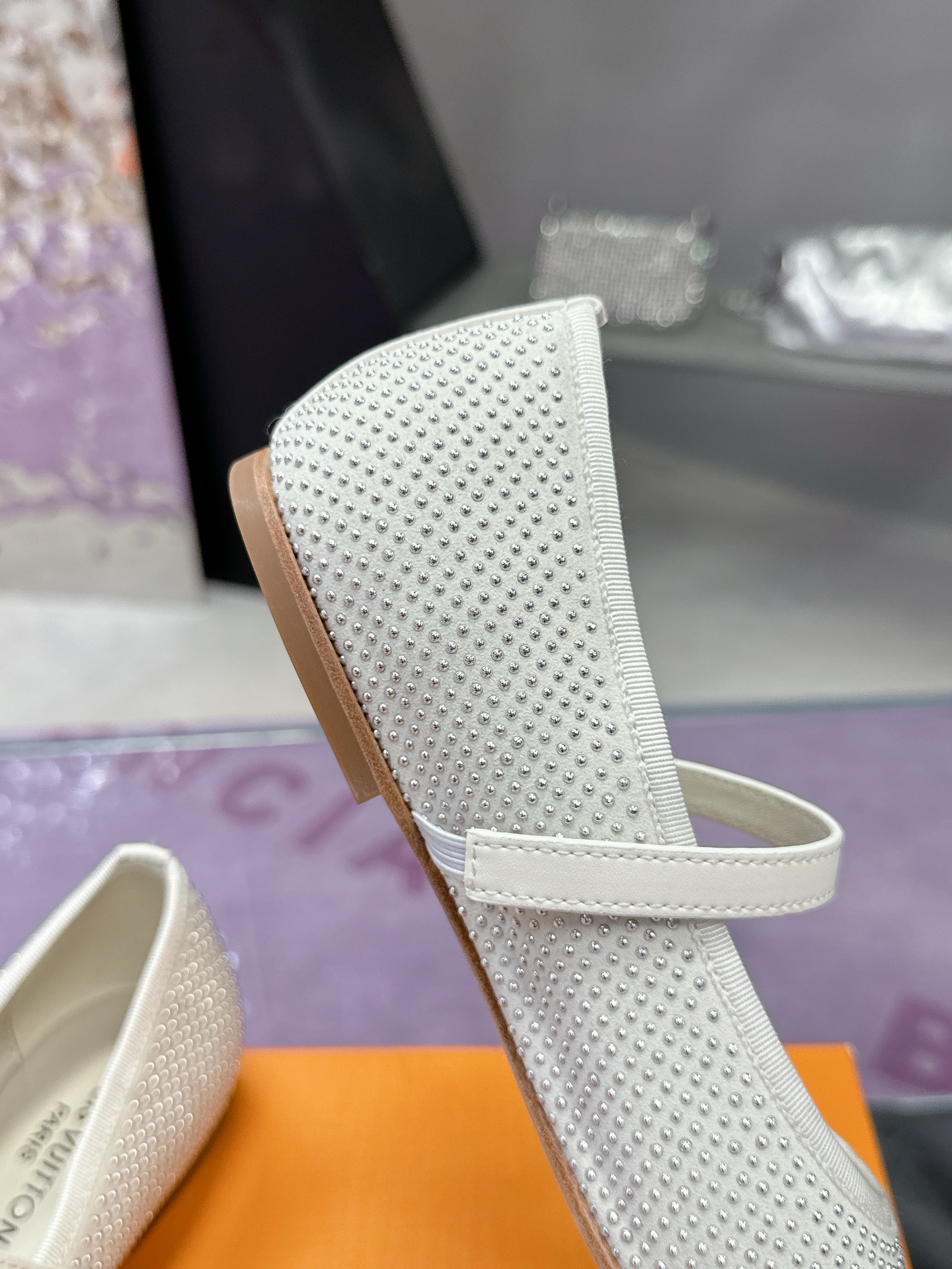 “Louis Vuitton Springshar Shoe: Premium Sheep and Cattle Skin, Hand-Sewn, Italian Bottom, LV Logo Detail” - 图片 7