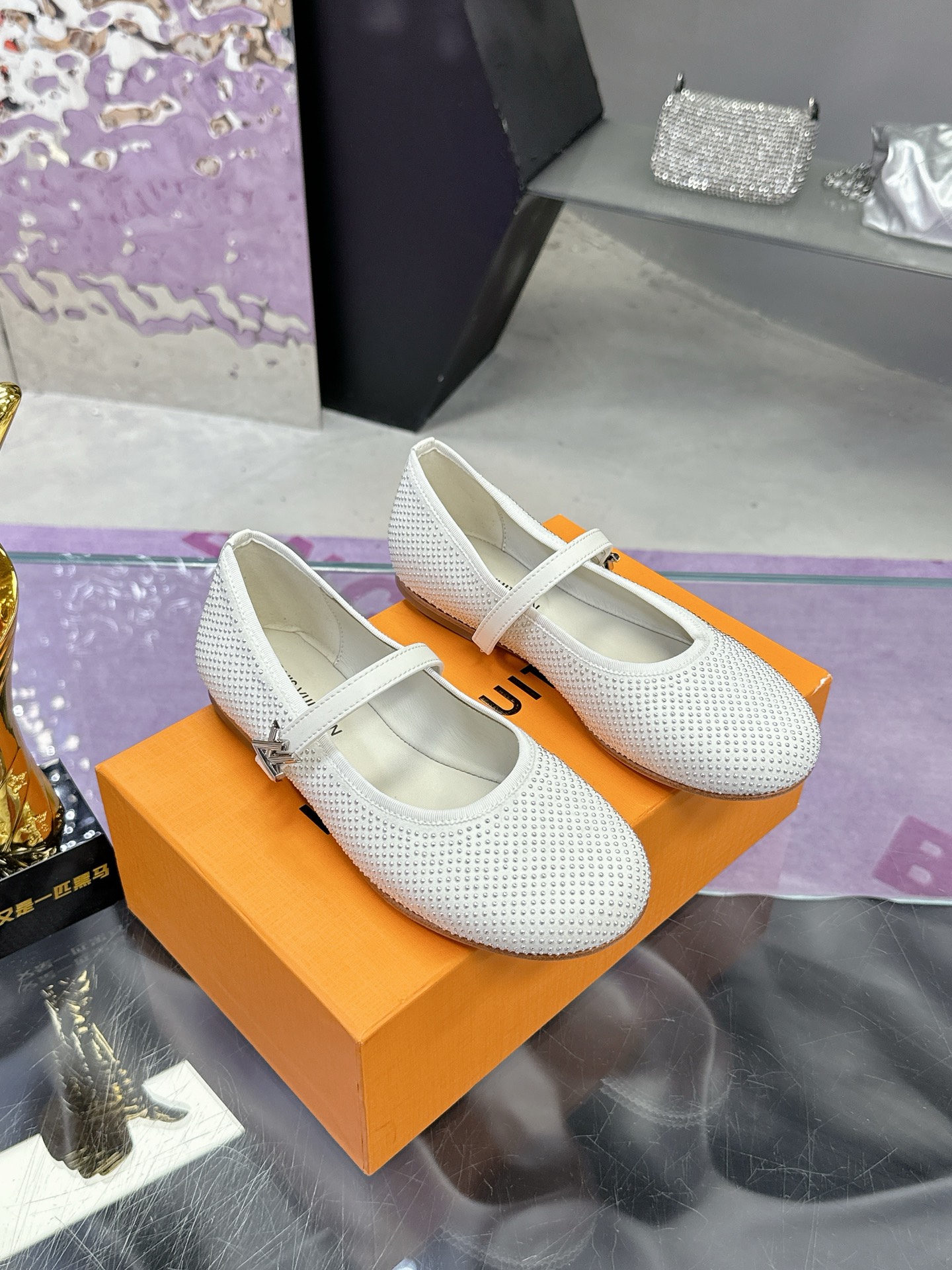 “Louis Vuitton Springshar Shoe: Premium Sheep and Cattle Skin, Hand-Sewn, Italian Bottom, LV Logo Detail” - 图片 1