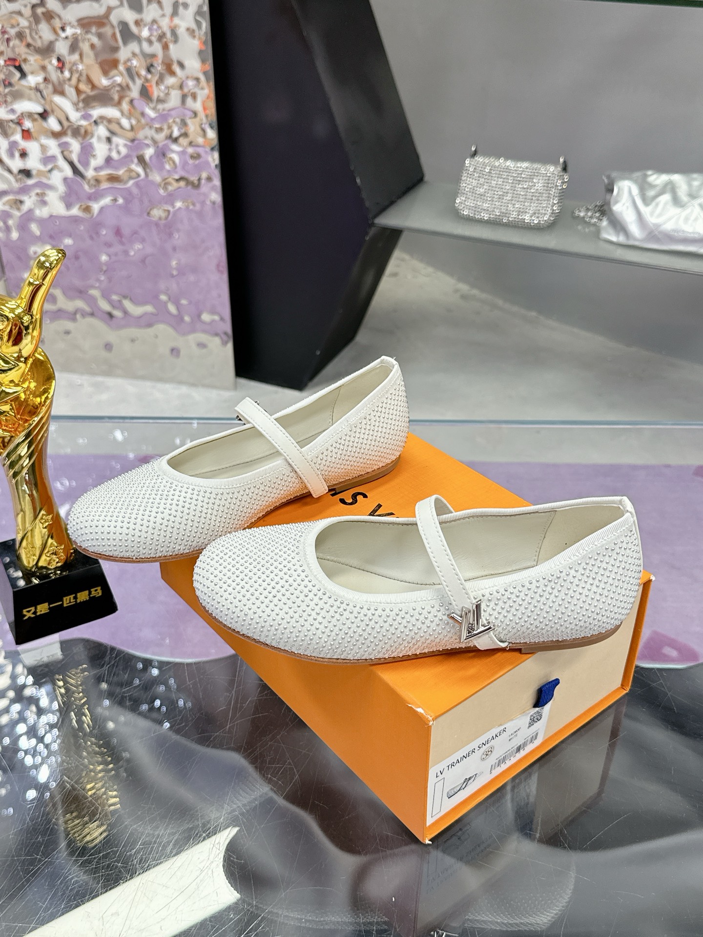 “Louis Vuitton Springshar Shoe: Premium Sheep and Cattle Skin, Hand-Sewn, Italian Bottom, LV Logo Detail” - 图片 3