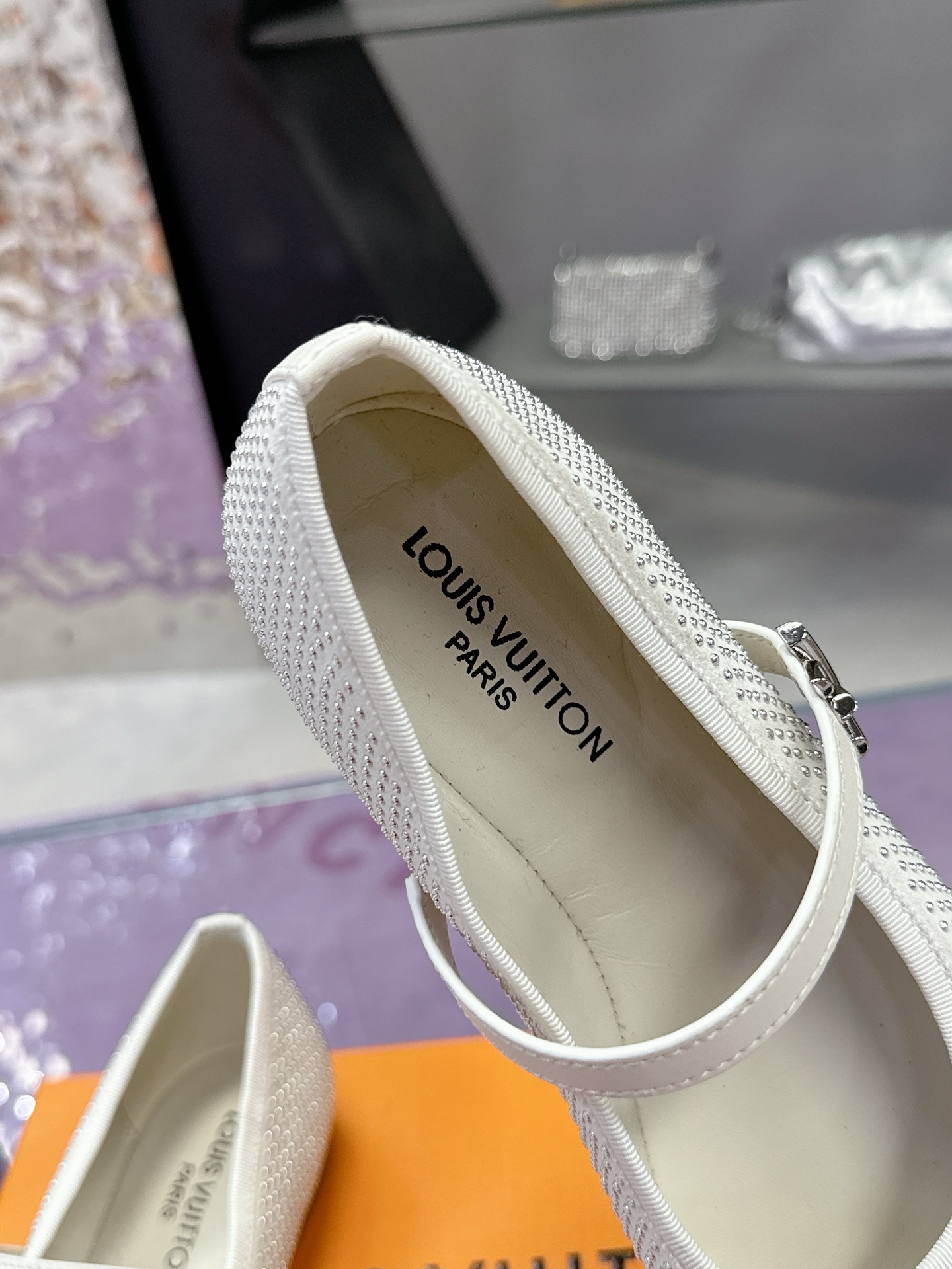 “Louis Vuitton Springshar Shoe: Premium Sheep and Cattle Skin, Hand-Sewn, Italian Bottom, LV Logo Detail” - 图片 8