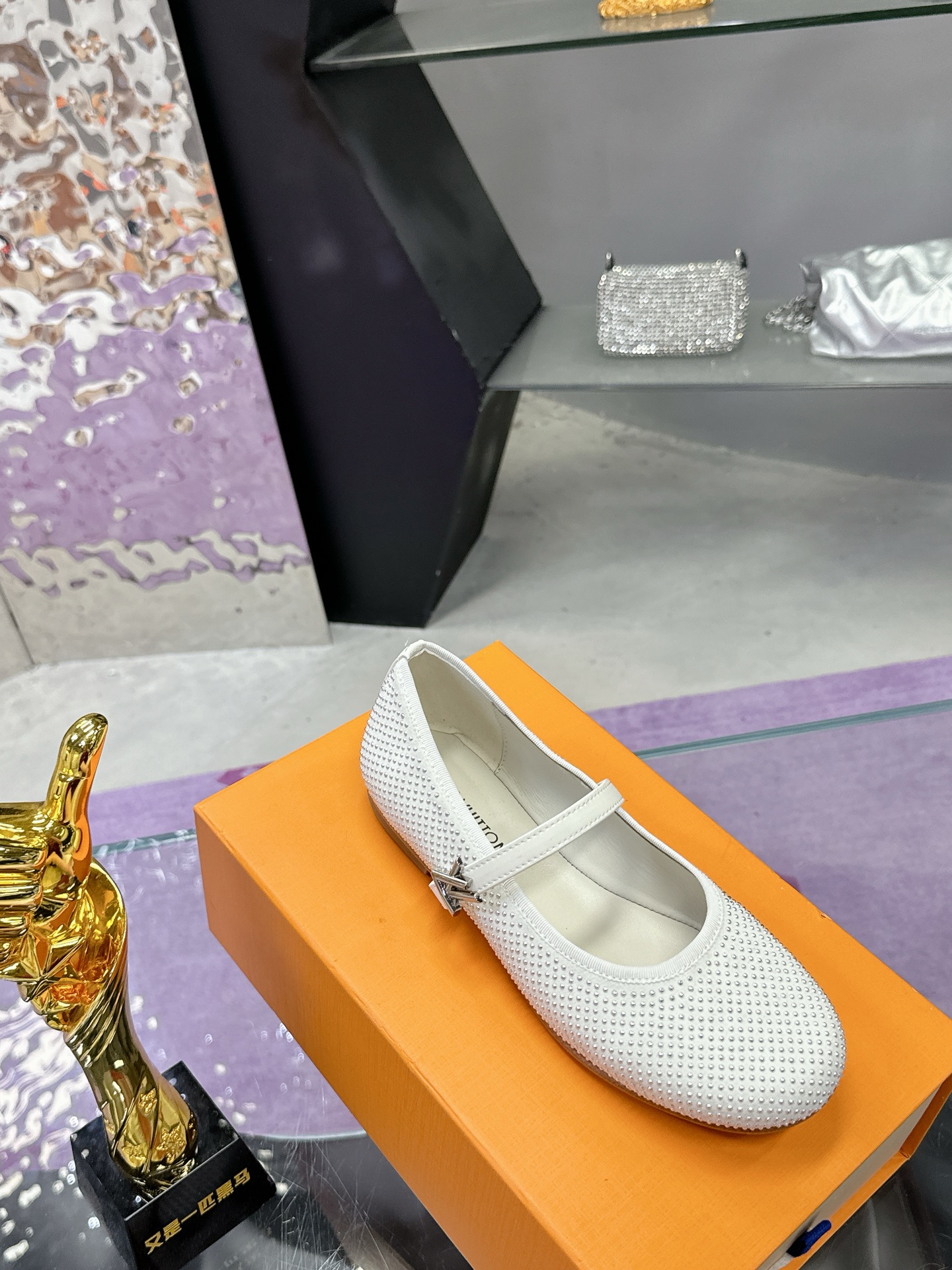 “Louis Vuitton Springshar Shoe: Premium Sheep and Cattle Skin, Hand-Sewn, Italian Bottom, LV Logo Detail” - 图片 5