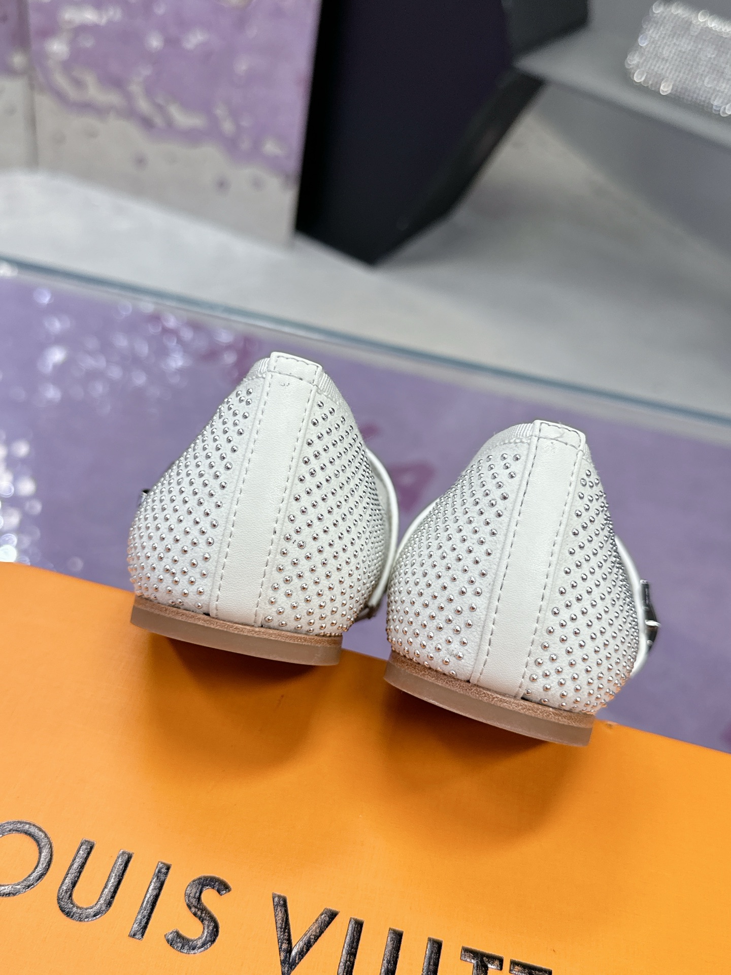 “Louis Vuitton Springshar Shoe: Premium Sheep and Cattle Skin, Hand-Sewn, Italian Bottom, LV Logo Detail” - 图片 9
