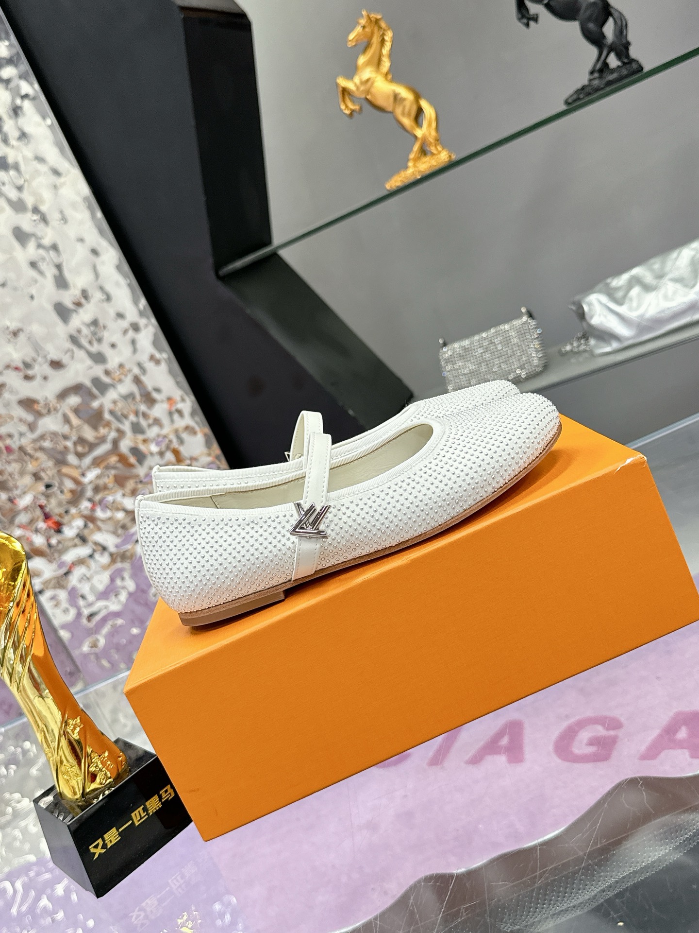 “Louis Vuitton Springshar Shoe: Premium Sheep and Cattle Skin, Hand-Sewn, Italian Bottom, LV Logo Detail” - 图片 2