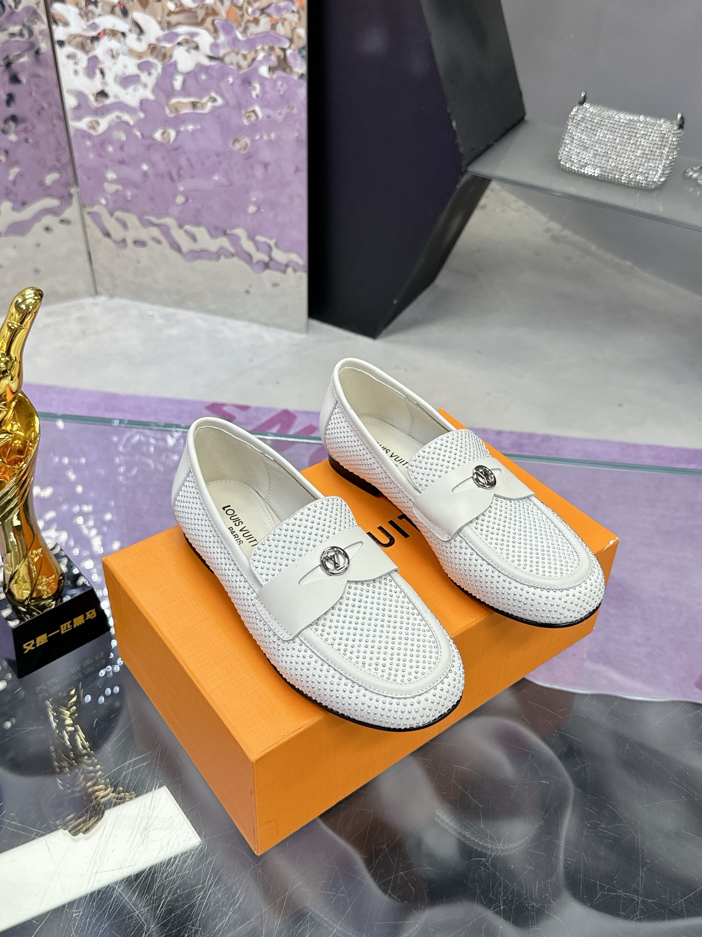 NO:230693,WYSIWYG Top Version LV | Louis Vuitton X TM 6AM Murakami Takashi jointly-branded flat slippers 2025 Early Spring New Loafers Top Version The original version is the same. The counter focuses on the latest model LV X TM 6AM Murakami Takashi jointly-branded bow flat slippers Hard goods are on the newest BS purchasing level!  Full of high-end feeling!  A popular model from domestic and foreign bloggers, retro and fashionable, beautiful!  Official website main model, high-end cowhide upper, imported sheepskin lining, outsole original Italian leather injection molded outsole shoe size: 35-39 (customized by 40, 41, 42), loafers, louis vuitton, louis vuitton, loafers, slippers, cowhide, sheepskin19860909所见即所得顶级版本LV | 路易威登 X TM 6AM 村上隆联名款平底拖鞋2025 早春新款乐福鞋顶级版本原版一致 专柜主打最新款 LV X TM 6AM 村上隆联名款蝴蝶结平底拖鞋 硬货上新 BS代购级别！高级感十足！国内外博主刷爆的一款,复古又时髦上脚美炸了！官网主推款 鞋面高定牛皮 内里进口羊皮里 大底原版意大利真皮注塑大底 鞋码: 35-39（40、41、42定制）,乐福鞋,louis vuitton,louis vuitton,loafers,slippers,cowhide,sheepskin,Women's Shoes