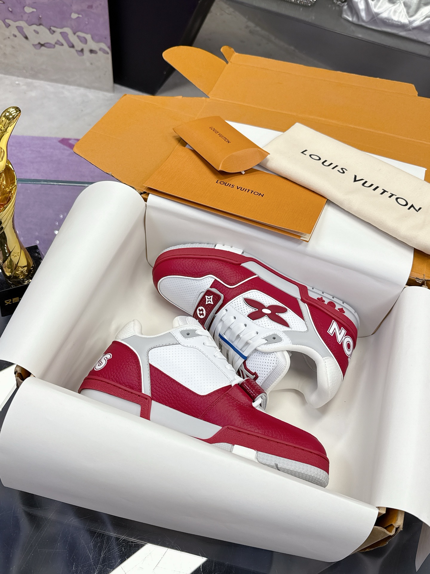 NO:413045,Top version of L V new Velcro Couple (men's shoes) LV Louis Vuitton L Home Trainer 25 Spring/New Style Casual Sports Shoes Skateboard Shoes LV Trainer Sneaker Sneaker Sneaker is inspired by retro basketball shoes, representing Virgil Abloh's iconic design concept, showing the contemporary interpretation of retro basketball sneakers. Grained cowhide leather The latter echoes the seasonal ready-to-wear series design. Monogram floral embellishment rubber outsole, LV letters mark the tongue. Fabric: Original custom head layer cowhide Inner: Original custom breathable net Outsole: Two-color TPU combination sole Thickness: 3CM Size: 38-45, casual shoes/sports shoes, louis vuitton, louis vuitton, louis  vuitton,sneakers,cowhide19860909顶级版本L V新款魔术贴 情侣款（男鞋） LV 路易威登L家 Trainer 25开春/新款 休闲 运动鞋 滑板鞋 LV Trainer 运动鞋的灵感源自复古篮球鞋,代表 Virgil Abloh 的标志性设计理念 展现复古篮球运动鞋的当代演绎.粒面牛皮革 后者与当季成衣系列设计遥相呼应.Monogram 花卉点缀橡胶外底,LV 字母标注鞋舌. 面料: 原版定制头层牛皮 内里: 原版定制透气网里 大底: 双色TPU组合大底 底厚: 3CM Size: 38-45,休闲鞋/运动鞋,louis vuitton,louis vuitton,louis vuitton,sneakers,cowhide,Women's Shoes