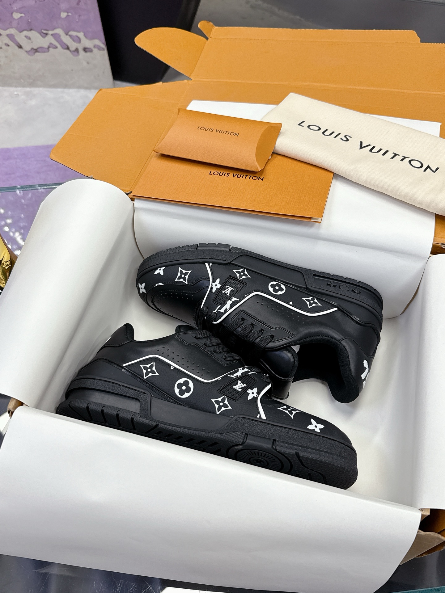 NO:413060,(Aircraft Box 10) Original Development Quality Shipping Welcome to compare LV Board Shoes Series LV Trainer Maxi Sneakers introduce the loose silhouette of the ready-to-wear series into the LVTrainer Sneakers designed by Virgil Abloh, and made its debut in the spring and summer men's clothing show. The cowhide upper is combined with rough fabric laces to point out the classic elements of the brand with colorful beads. The LV letters are marked on the tongue, and Monogram flowers live on the outsole. The mixed material is made of top layer cowhide, wrapped in custom-made special printed denim, thick lace-up design, with Monogram large print on the side, the tongue and heel 'lv 54' badge embellishment, and the rubber outsole is decorated with Monogram flowers,  The inner cotton footbed of mesh cloth is as comfortable as ever, with high-quality inheritance and quality first, worth owning!  Size 39-45 for men (customized by 38 and 46) Full package with original gift box, casual shoes/sports shoes, louis vuitton, sneakers, cowhide19860909（飞机盒10） 原版开发 品质出货 欢迎对比 LV板鞋系列 LV Trainer Maxi运动鞋将成衣系列的宽松廓形引入VirgilAbloh笔下的LVTrainer运动鞋设计,在春夏男装秀场瞩目亮相.牛皮革鞋面结合粗犷织物鞋带,以缤纷串珠点明品牌经典元素.LV字母标注鞋舌,Monogram花卉栖身外底. 混合材质 采用头层牛皮制成,进口定制专用印花牛仔布包裹,粗鞋带系带设计,侧面带 Monogram 大印花, 鞋舌及后跟”lv 54“徽章点缀,橡胶外底饰有 Monogram 花卉, 网布内里棉垫脚,舒适性一如既往的达到极致,精品传承,品质至上,值得拥有！ 码数男款39-45（38和46定制） 全套包装搭配原版礼盒,休闲鞋/运动鞋,louis vuitton,sneakers,cowhide,Women's Shoes