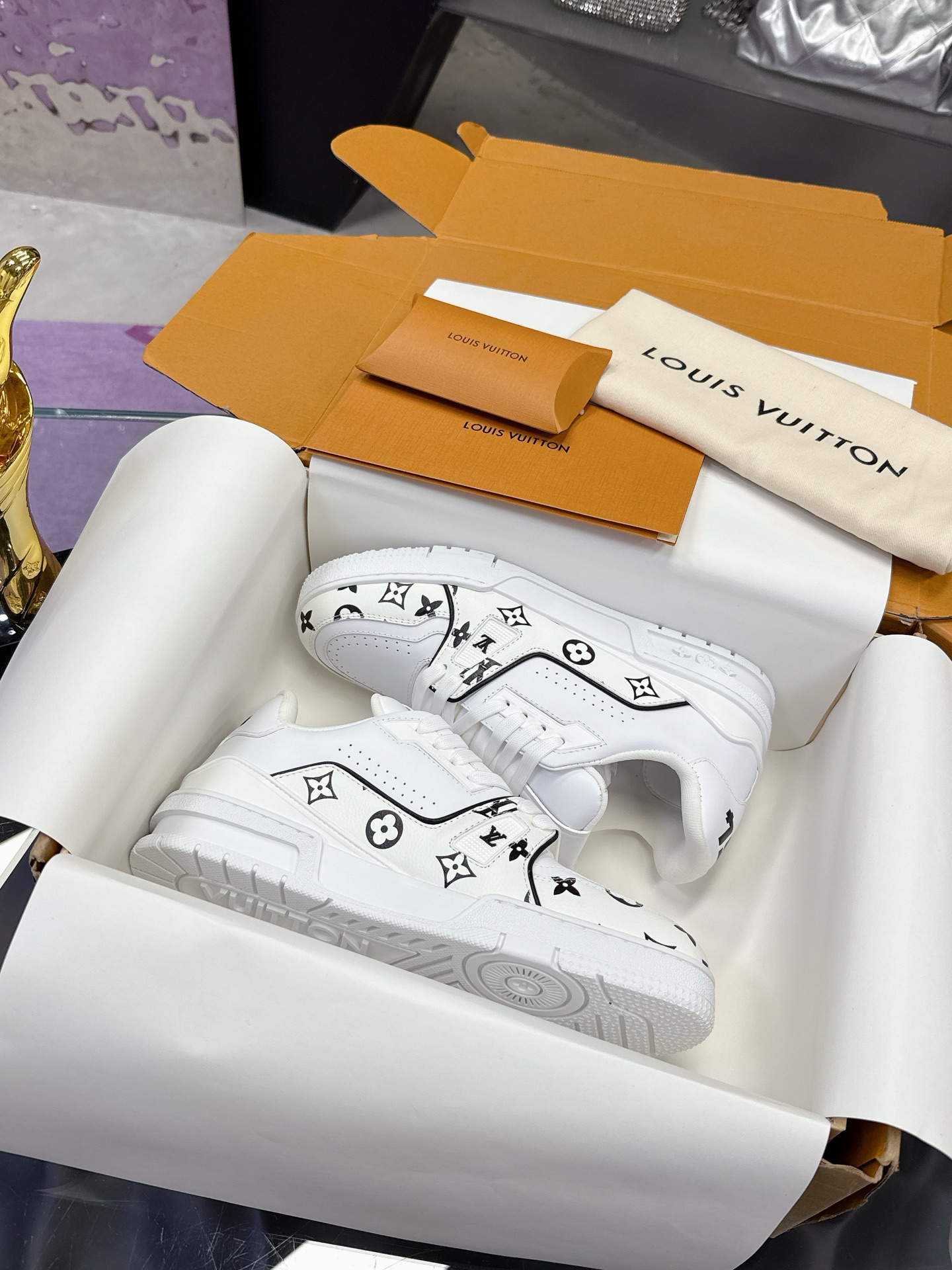 NO:413066,(Aircraft Box 10) Original Development Quality Shipping Welcome to compare LV Board Shoes Series LV Trainer Maxi Sneakers introduce the loose silhouette of the ready-to-wear series into the LVTrainer Sneakers designed by Virgil Abloh, and made its debut in the spring and summer men's clothing show. The cowhide upper is combined with rough fabric laces to point out the classic elements of the brand with colorful beads. The LV letters are marked on the tongue, and Monogram flowers live on the outsole. The mixed material is made of top layer cowhide, wrapped in custom-made special printed denim, thick lace-up design, with Monogram large print on the side, the tongue and heel 'lv 54' badge embellishment, and the rubber outsole is decorated with Monogram flowers,  The inner cotton footbed of mesh cloth is as comfortable as ever, with high-quality inheritance and quality first, worth owning!  Size 35-40 for women, men's model 39-45 (customized by men's 38 and 46) full package with original gift box, casual shoes/sports shoes, louis vuitton, sneakers, cowhide19860909（飞机盒10） 原版开发 品质出货 欢迎对比 LV板鞋系列 LV Trainer Maxi运动鞋将成衣系列的宽松廓形引入VirgilAbloh笔下的LVTrainer运动鞋设计,在春夏男装秀场瞩目亮相.牛皮革鞋面结合粗犷织物鞋带,以缤纷串珠点明品牌经典元素.LV字母标注鞋舌,Monogram花卉栖身外底. 混合材质 采用头层牛皮制成,进口定制专用印花牛仔布包裹,粗鞋带系带设计,侧面带 Monogram 大印花, 鞋舌及后跟”lv 54“徽章点缀,橡胶外底饰有 Monogram 花卉, 网布内里棉垫脚,舒适性一如既往的达到极致,精品传承,品质至上,值得拥有！ 码数女35-40 男款39-45（男38和46定制） 全套包装搭配原版礼盒,休闲鞋/运动鞋,louis vuitton,sneakers,cowhide,Women's Shoes