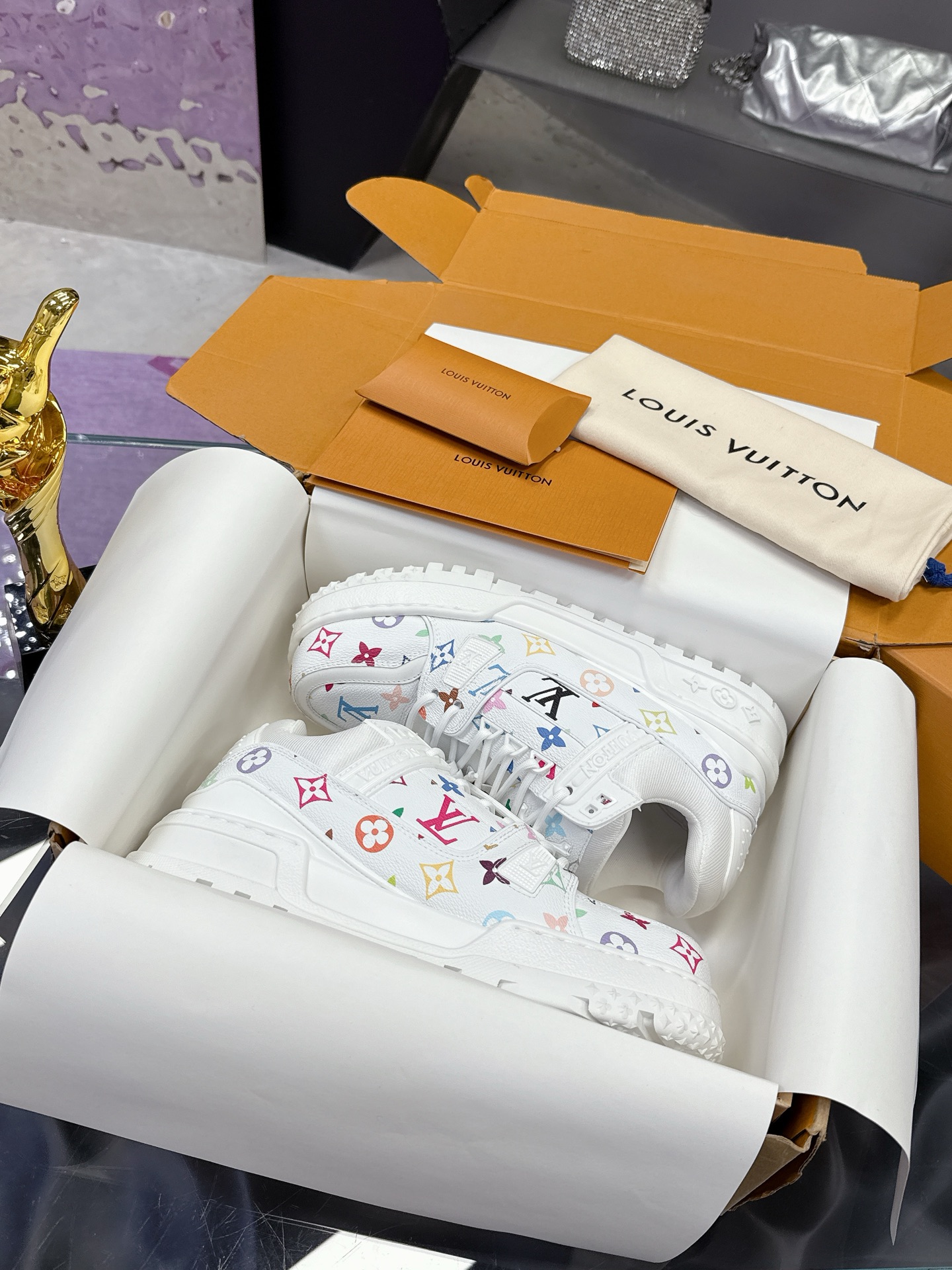 NO:274479,Real price (Murakami Takashi series) Lv Pang Ding 2025 new color Currently, this version is only available for zp on the market. The highest restore all details and packaging lvtrainer Pang Ding 2025 latest upgrade version. The original version is consistent. Exclusive model opening. Market ceiling level. Welcome to compare. Version private model bottom. Large star particles. Different from the thin small star paired jewelry-level buttons. The button was opened for a month before the version was finalized!  Each button is smooth and not rough, with a crystal clear texture!  The shoe waist is equipped with elastic bands to protect the ankle better and improve comfort, which is different from the market. The midsole cloth is a virtual and real-life printing effect, avoiding fake at a glance!  Number of codes: Female 35-40 Male 39-45,,louis vuitton19860909实价（村上隆联名系列）Lv胖丁2025新颜色 目前此版本只做zp上市的 最高还原所有细节 、包装 lvtrainer小胖丁2025最新升级版本 原版一致 独家开模 市场天花板级 欢迎对比 对版私模大底 大星星颗粒 区别市场单薄的小星星对版饰品级扣子 扣子开模了一个月才定版！ 每一个扣子都光滑不粗糙,晶莹剔透的质感！鞋腰对版做了松紧带 更能护好脚踝 提高舒适度,区别于市场货.中底布 是虚实相间的 独家打印效果 避免一眼假！ 码数:女35-40 男39-45,,louis vuitton,Men's shoes