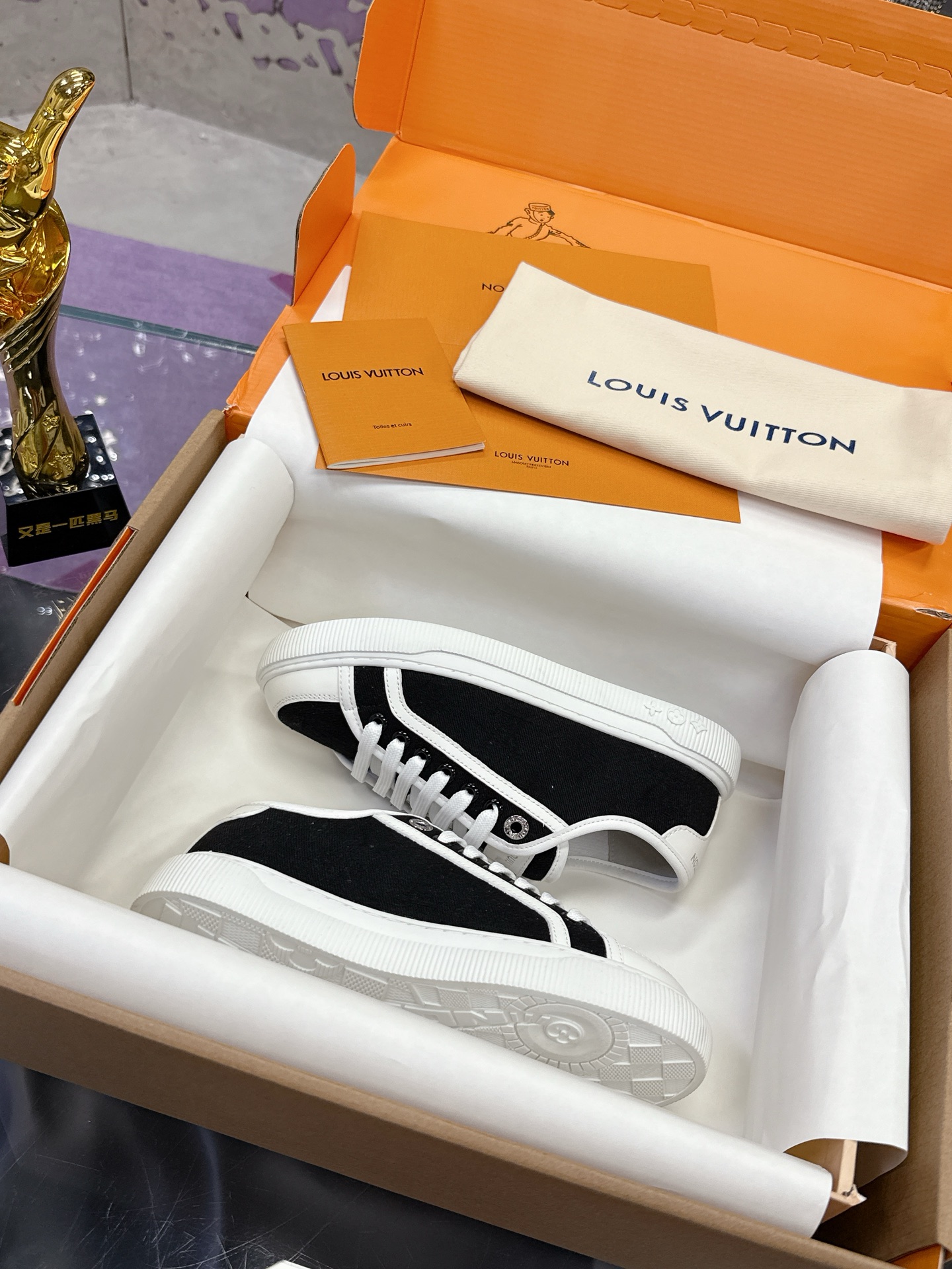 NO:439268,LV | Louis Vuitton Lv canvas shoes series 2025 spring and summer new model, top version is consistent with the original version, the counter focuses on the latest model, canvas shoes, hard goods are on the newest, purchasing level!  Full of high-end feeling!  A popular model from domestic and foreign bloggers, retro and fashionable, beautiful!  Official website main model★ Original custom cowhide fabric with upper, imported canvas of inner li sheep, high-end sole tpu sole, shoe size: 35-40 (41 customization, no return or exchange), casual shoes/sports shoes, louis vuitton, louis vuitton, sneakers, cowhide19860909LV | 路易威登 Lv帆布鞋系列 2025春夏新款 顶级版本原版一致 专柜主打最新款 帆布鞋 硬货上新 代购级别！高级感十足！国内外博主刷爆的一款,复古又时髦上脚美炸了！官网主推款★ 鞋面原版订制牛皮面料 内里羊里进口帆布 大底tpu高端大底 鞋码: 35-40（41定制不退换）,休闲鞋/运动鞋,louis vuitton,louis vuitton,sneakers,cowhide,Women's Shoes