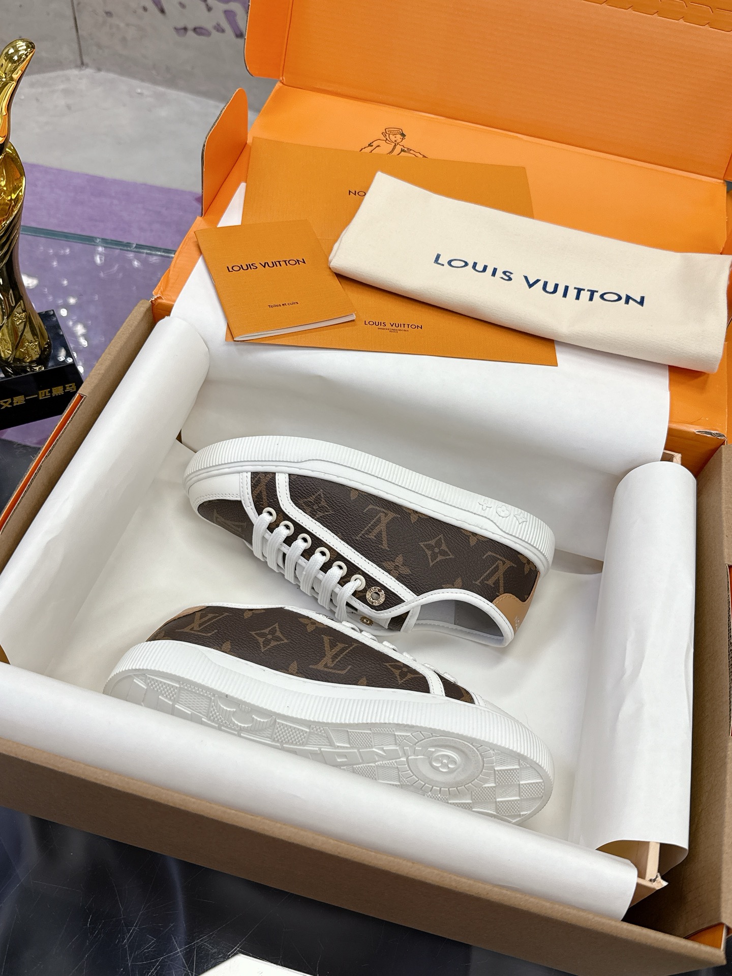 NO:439274,(With an airplane box) LV | Louis Vuitton Lv canvas shoes series 2025 spring and summer new model, top version, the original version is consistent, the counter focuses on the latest model, canvas shoes, hard goods are on the newest, purchasing level!  Full of high-end feeling!  A popular model from domestic and foreign bloggers, retro and fashionable, beautiful!  Official website main model★ Original custom cowhide fabric with upper, imported canvas of inner li sheep, high-end sole tpu sole, shoe size: 35-40 (41 customization, no return or exchange), casual shoes/sports shoes, louis vuitton, louis vuitton, sneakers, cowhide19860909（配飞机盒） LV | 路易威登 Lv帆布鞋系列 2025春夏新款 顶级版本原版一致 专柜主打最新款 帆布鞋 硬货上新 代购级别！高级感十足！国内外博主刷爆的一款,复古又时髦上脚美炸了！官网主推款★ 鞋面原版订制牛皮面料 内里羊里进口帆布 大底tpu高端大底 鞋码: 35-40（41定制不退换）,休闲鞋/运动鞋,louis vuitton,louis vuitton,sneakers,cowhide,Women's Shoes