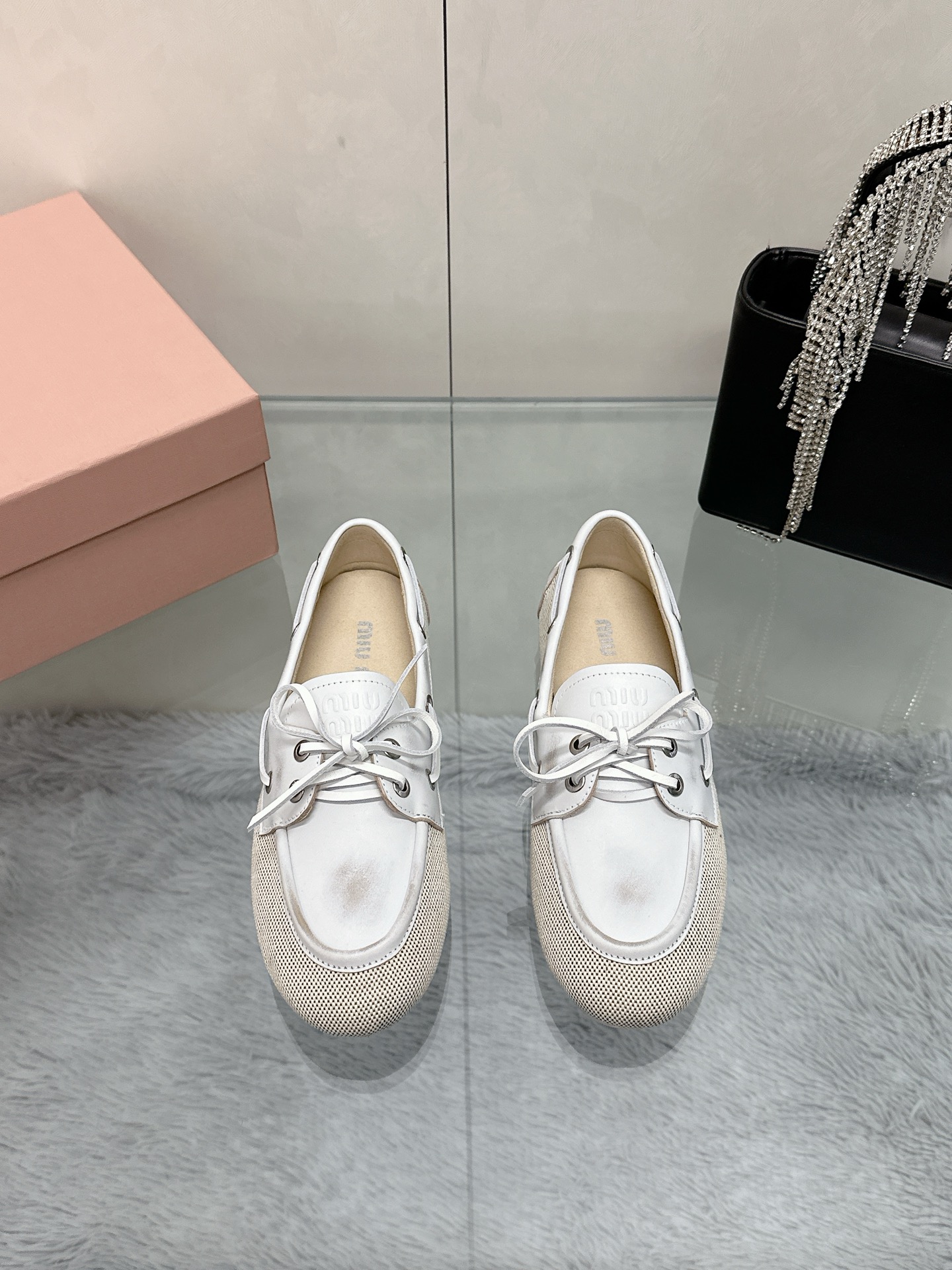 NO:250289,Miumiu 25 early spring show new style ♀ color-grained retro loafers are coming, and they are essential items for all year round. The upper adopts a custom retro color-grained top layer cowhide, making the whole pair of shoes reveal casualness and freedom. The upper adopts a simple lace-up bow design. In an instant, the whole pair of shoes became agile and lazy, which makes it easy to go out and quickly and casually. Exclusive molded rubber sole, soft, light, non-slip and wear-resistant. Size 35-40 (41 custom-made, no return or exchange), loafers, miumiu, loafers, cowhide19860909miumiu25年早春走秀新款♀擦色复古乐福鞋火爆来袭,常年穿搭必备单品 鞋面采用定制复古擦色头层牛皮上复古的做旧擦色工艺,使整双鞋都透露着随性和洒脱,鞋面采用简约系带蝴蝶结设计,一瞬间整双鞋灵动了起来懒人一脚蹬设计,出门方便快捷随意凹造型 独家开模橡胶大底,柔软轻便还防滑耐磨 码数35一40（41定做不退换）,乐福鞋,miumiu,loafers,cowhide,Women's Shoes