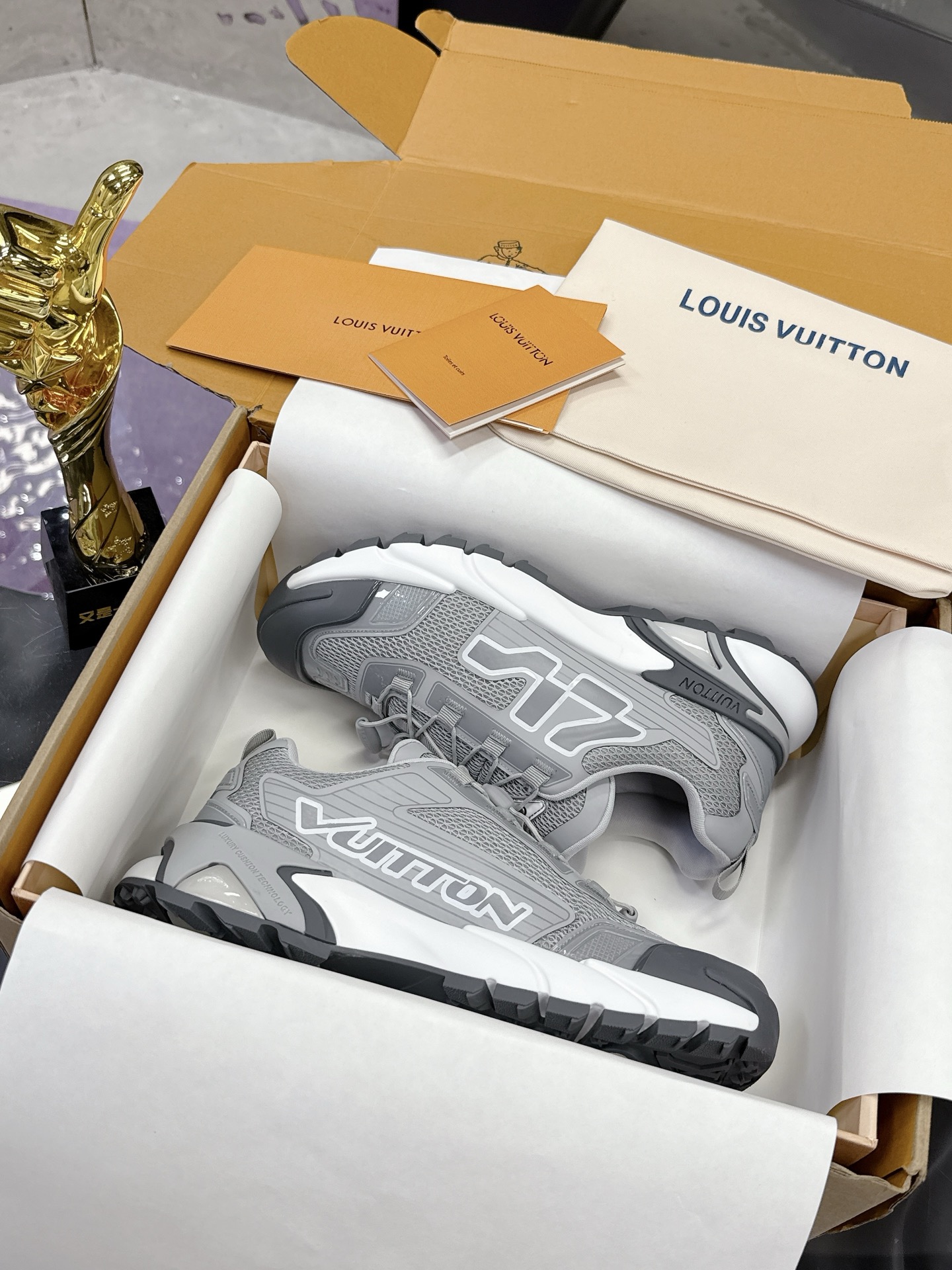 NO:277253,Real price Top version of LV Louis Vuitton Ljia Donkey Runner Tatic series Thick sole Casual sports shoes Running shoes Original purchase and development Made this model LV Runner Tatic sports shoes combine technology materials such as mesh fabric and straps to interpret the inspiration of traditional hiking shoes. LV letters are written on one side, and the lassoon buckle is embellished with fast lace-up system Monogram Flowers and Louis Vuitton logos, light and wear-resistant rubber outsole perfect overall, delivery counter exquisite packaging Fabric: original imported custom technology fabric   mesh surface Inner original customized breathable mesh Sole original open mold anti-slip rubber combination material Sole thickness 4CM Size: men's model 39-45,,louis vuitton,louis vuitton,louis vuitton,louis vuitton,louis  vuitton,sneakers19860909实价 顶级版本LV路易威登 L家驴牌Runner Tatic系列 厚底 休闲 运动鞋 跑鞋 原版购入开发 做货 本款 LV Runner Tatic 运动鞋融合网格面料和饰带等科技材质,演绎传统登山鞋的灵感启发.LV 字母抒写于一侧,快速系带系统的套索扣点缀 Monogram 花卉和路易威登标识,轻盈耐磨的橡胶外底完善整体 配送专柜精美包装 面料:原版进口定制科技面料 网面 内里原版定制透气网里 鞋底原版开模防滑橡胶组合材质 底厚4CM Size:男款39-45,,louis vuitton,louis vuitton,louis vuitton,louis vuitton,sneakers,Men's shoes