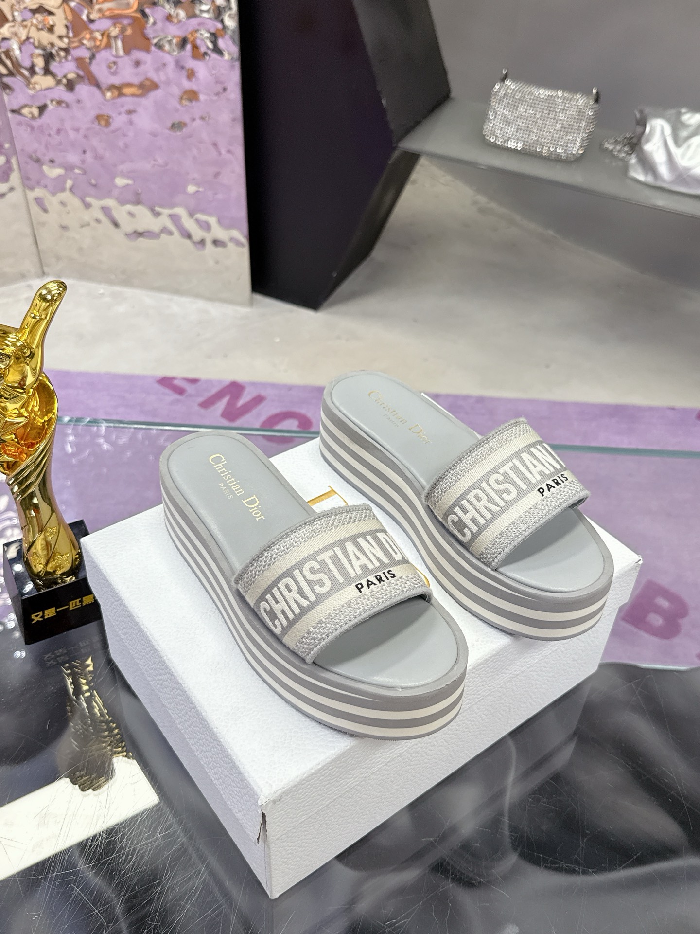 NO:413158,Dior slipper series Dior spring and summer new style IVIETA DWAY jelly color flat-soled flip-flop color-blocking women's shoes heightened, thick sole, goddess style CD letter logo three-dimensional embroidered thick-soled round toe slippers Original development top version, soft and delicate feet, extremely comfortable Material: imported upper raffia grass electric embroidery high temperature water-soluble cotton technology fabric + water dyed cowhide footbed inside + original consistent combination sole Outsole: original outsole size35-42 (40.41.42 custom made without return or replacement), slippers, dior, dior, slippers, cowhide19860909Dior拖鞋系列 迪奥 春夏新款 IVIETA DWAY 果冻色平底一字拖拼色女鞋增高 厚底 女神款 CD字母logo立体刺绣厚底圆头露趾拖鞋 原版开发市面顶级版本,脚感柔软细腻,舒适度极高 材质:鞋面进口酒椰草电绣高温水溶棉质科技面料+水染牛皮垫脚内里+原版一致组合大底 大底:原版大底 size35-42（40.41.42定做不退不换）,拖鞋,dior,dior,slippers,cowhide,Women's Shoes