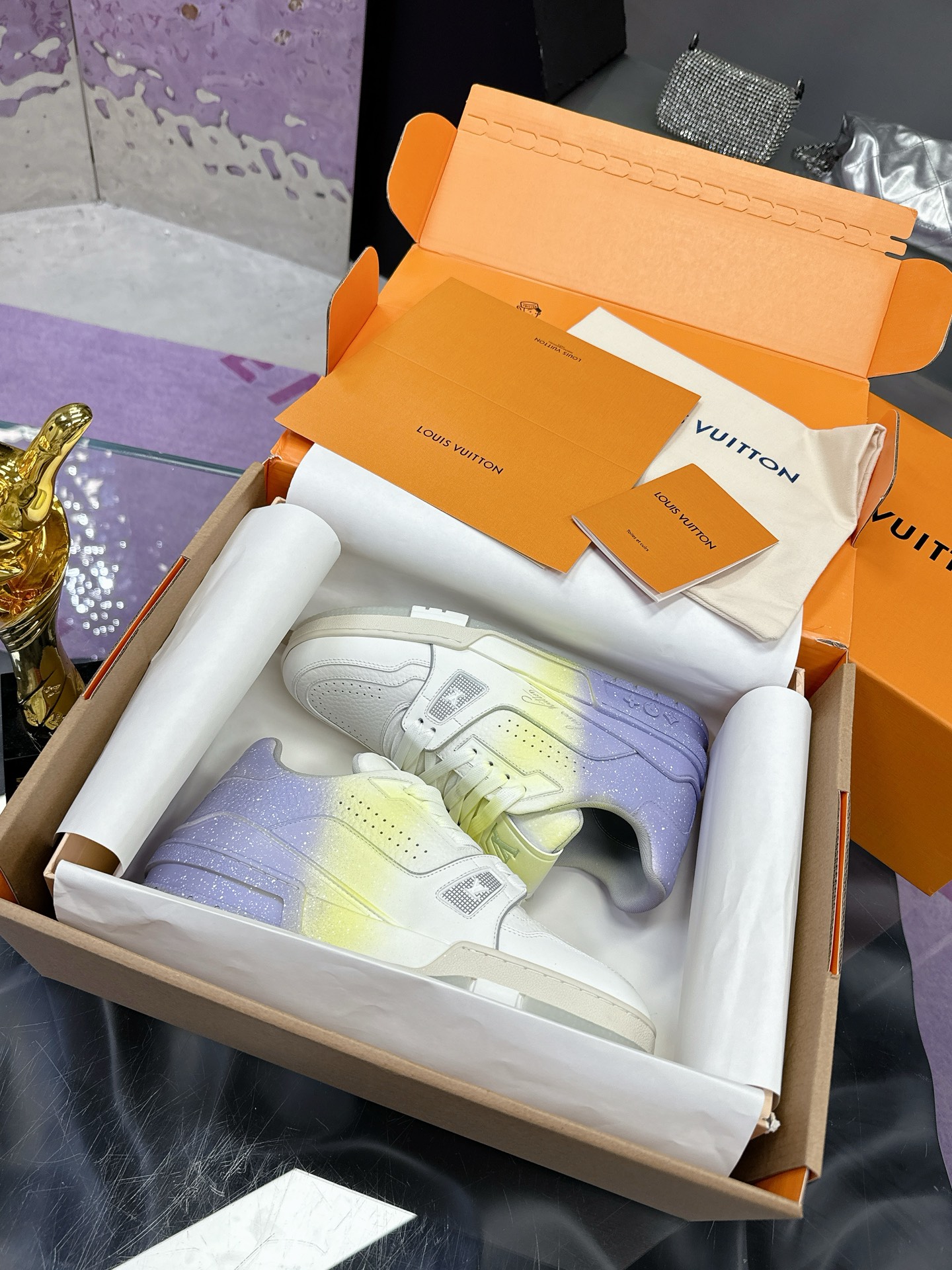 NO:275767,Real price (craftsmanship style, hand-made color polish, old color fixing, couple style) Original development Quality shipping Welcome to compare LV board shoes series LV Trainer Maxi sneakers introduce the loose silhouette of the ready-to-wear series into the LV Trainer sneaker design of Virgil Abloh, and made its debut in the spring and summer men's clothing show. The cowhide upper is combined with rough fabric laces to point out the classic brand elements with colorful beads. The LV letters are marked on the tongue, and Monogram flowers live on the outsole. The mixed material is made of top layer cowhide, wrapped in imported custom-made special printed denim, thick lace-up design, with Monogram large print on the side, the tongue and heel 