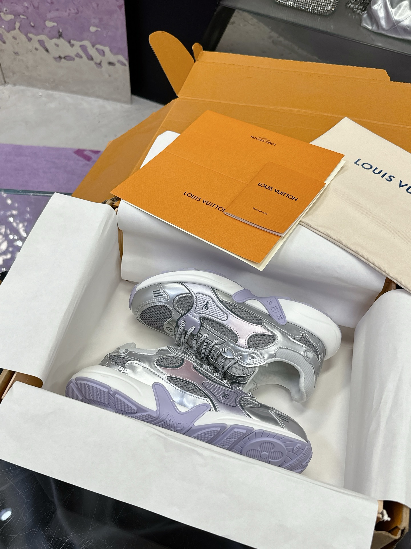 NO:535917,The new lv Louis Vuitton 25ss new Olympia lv Olympia is inspired by the exquisite upper made of a variety of technical materials, including mesh and metal synthetic leather. It is characterized by many iconic details. Lightweight eva outsoles are decorated with monogram flowers. The mesh design is designed for bounce and comfort. The guaranteed breathability. Eva material is not heavy at all. It is not tired at all. The foot feels futuristic. The silver metal paired with eye-catching colorful purple. The technology is full of technology. The daily ripped strip is casual and lazy and fashionable. It is so cool that it can fly! It is worth buying with this pair of shoes for seven days a week. Couple model 35-45, casual shoes/sports shoes, louis vuitton, louis vuitton, sneakers19860909lv路易威登25ss新款olympia lv olympia的运动流线型设计灵感来自 精致的鞋面由多种技术材料制成,包括网眼和金属合成皮革其特点是许多标志性的细节轻质eva外底饰有monogram flowers专为弹跳和舒适而设计网面设计保证了的透气性eva材质一点也不重走起路来一点都不会累极佳的脚感未来感爆棚的银色金属搭配吸睛的炫彩紫 科技感十足日常搭条破洞穿个白t随性慵懒又时髦到飞起!一周七天都能靠这一双鞋“撑场面”太值得剁手了 情侣款35-45,休闲鞋/运动鞋,louis vuitton,louis vuitton,sneakers,Women's Shoes