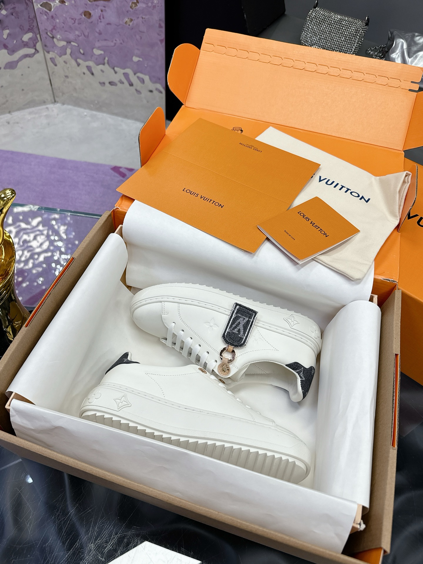 NO:275781,Real-price LV couples thick-soled white shoes series, classic series, imported cowhide, oil-edged craftsmanship, love, side-mounted printed logo is simple and not simple, full of elements, love the feet, super beautiful. I recommend you to enter, the foot feel is invincible, top quality, delicate texture comparable to zp!  The inner foot pad is the original uniform cowhide. The original mold opening Tpu large bottom, the quality is as always, and the details are impeccable. Please distinguish it from the cheap goods on the market. Size women's 35-44 full set packaging, louis vuitton, cowhide19860909实价 LV 情侣款厚底小白鞋系列 经典系列 采用进口牛皮 油边工艺 爱了爱了,侧身印花logo简约不简单,元素满满的爱上脚超级好看 推荐你们入 、脚感无敌、顶级品质 质感细腻媲美zp！ 内里垫脚原版一致牛皮.原版开模Tpu大底,品质一如既往,细节无可挑剔.请区分于市面廉价货 Size女35-44 全套包装,,louis vuitton,cowhide,Men's shoes