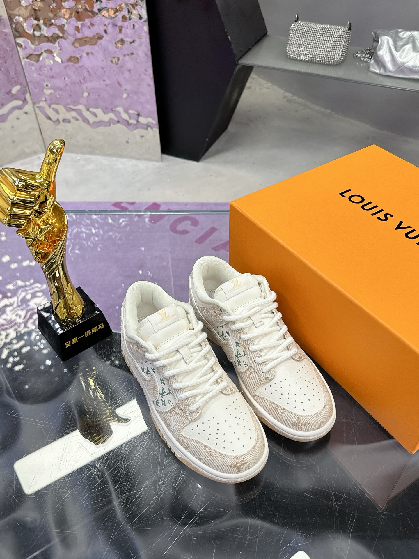 Precio de fábrica: (caja de aviones) Lv co-branded Nike Nike serie 2025 nuevos colores pequeño libro