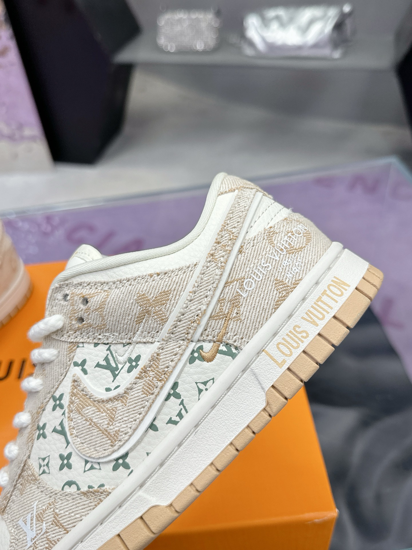 Precio de fábrica: (caja de aviones) Lv co-branded Nike Nike serie 2025 nuevos colores pequeño libro