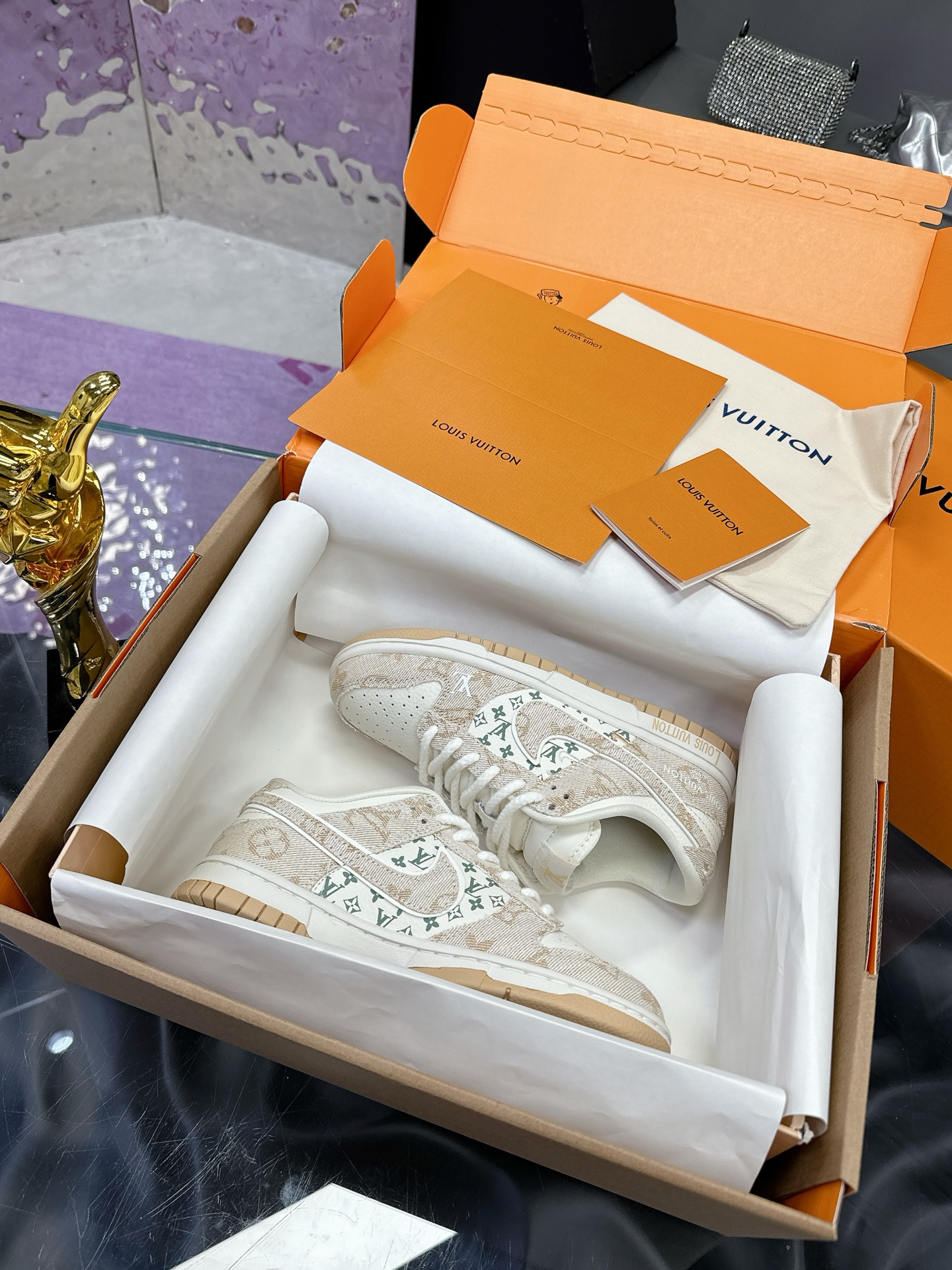 Precio de fábrica: (caja de aviones) Lv co-branded Nike Nike serie 2025 nuevos colores pequeño libro