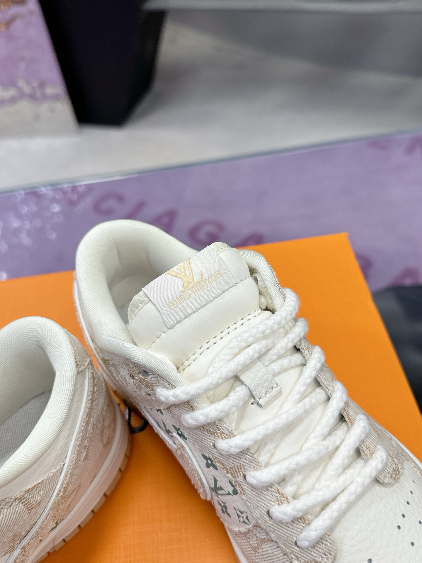 Precio de fábrica: (caja de aviones) Lv co-branded Nike Nike serie 2025 nuevos colores pequeño libro
