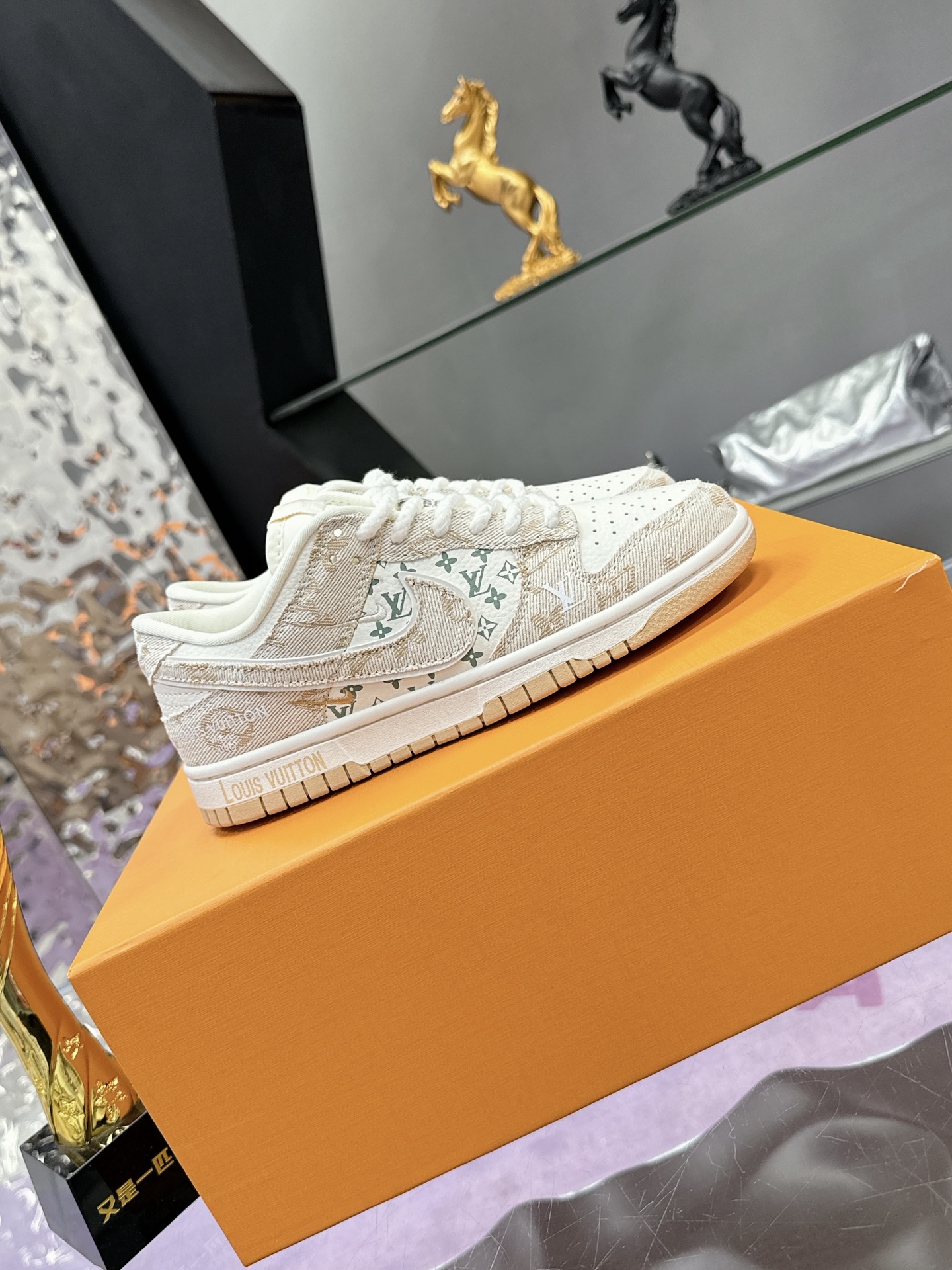 Precio de fábrica: (caja de aviones) Lv co-branded Nike Nike serie 2025 nuevos colores pequeño libro