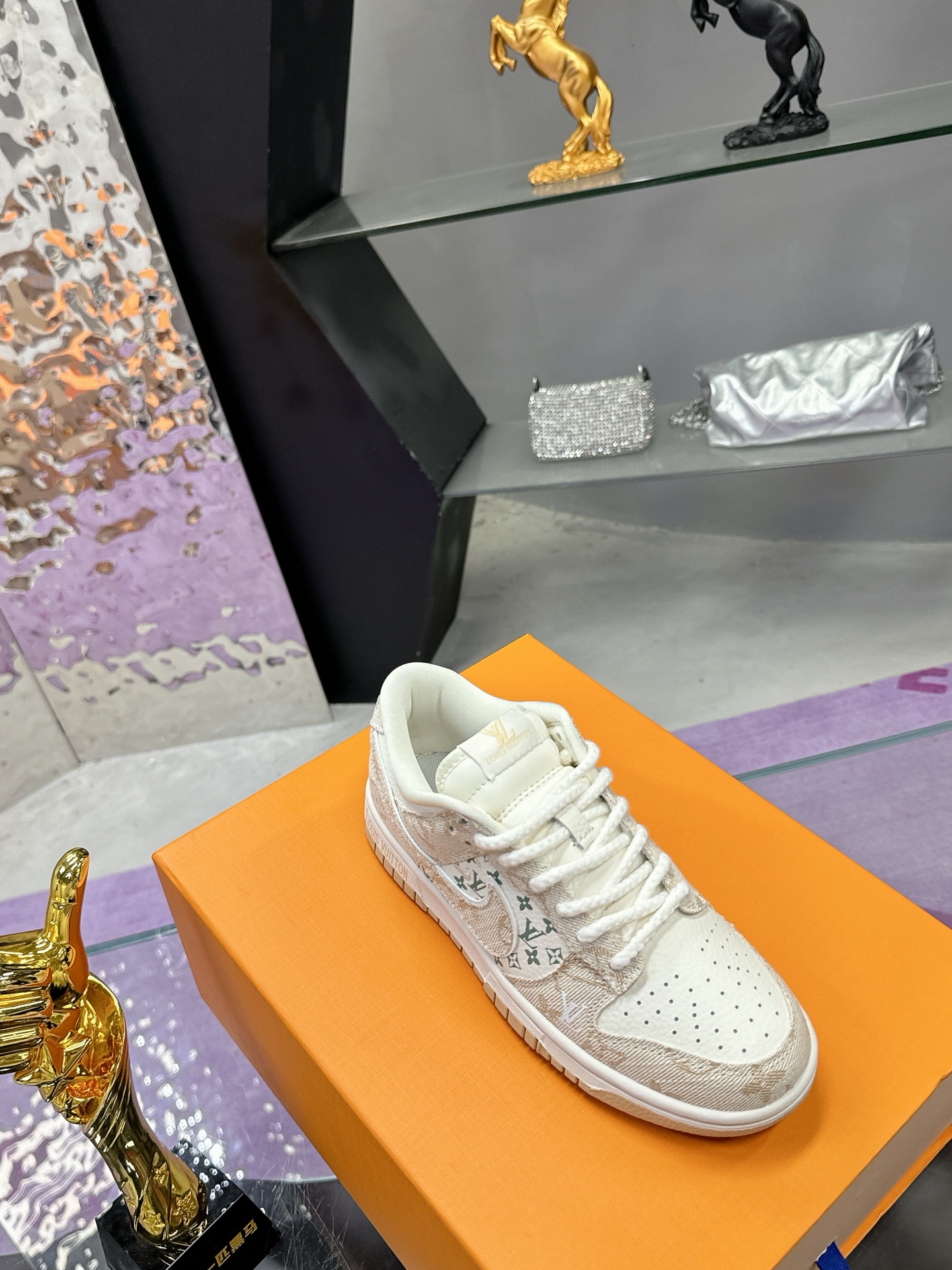 Precio de fábrica: (caja de aviones) Lv co-branded Nike Nike serie 2025 nuevos colores pequeño libro