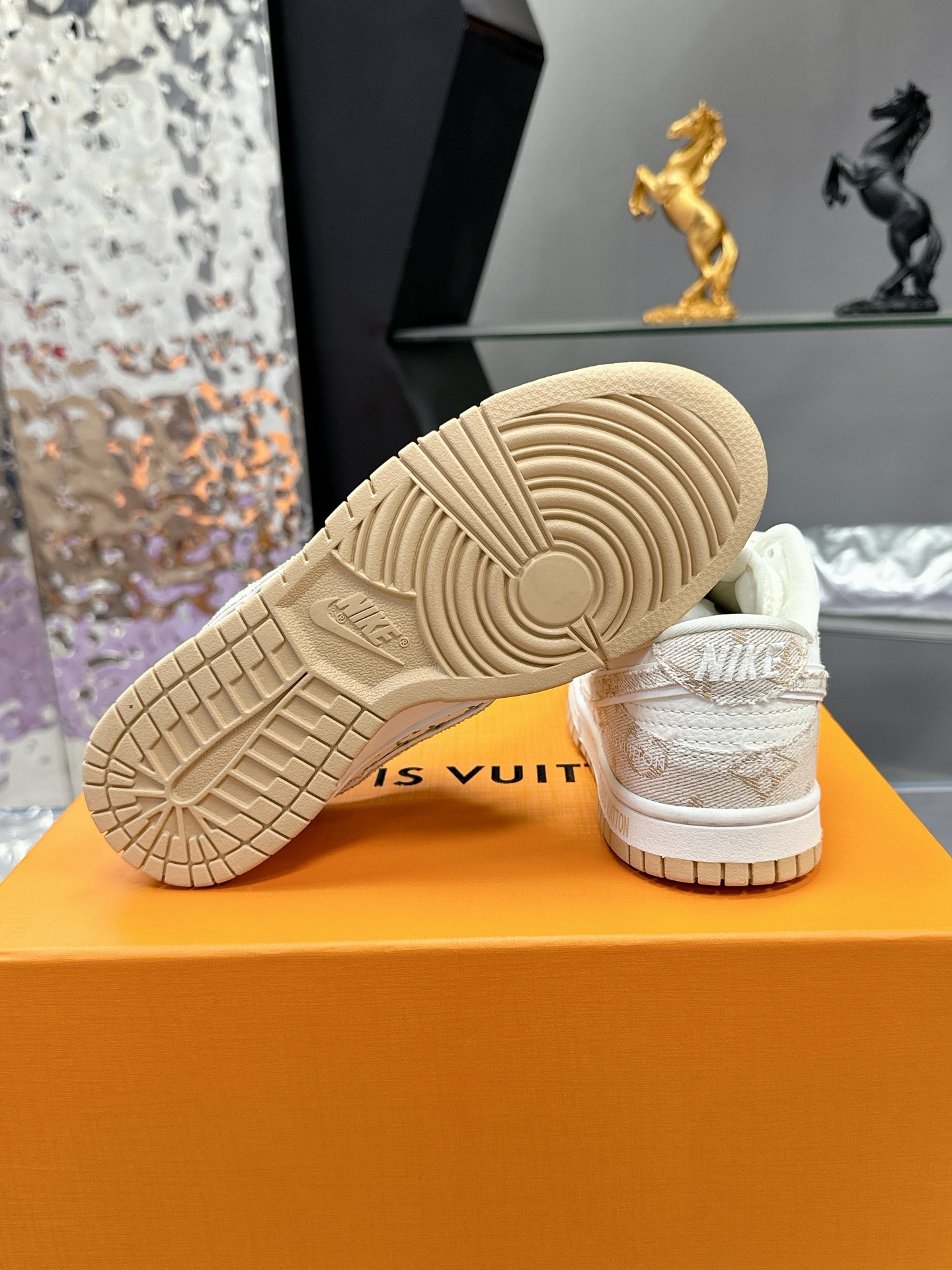 Precio de fábrica: (caja de aviones) Lv co-branded Nike Nike serie 2025 nuevos colores pequeño libro