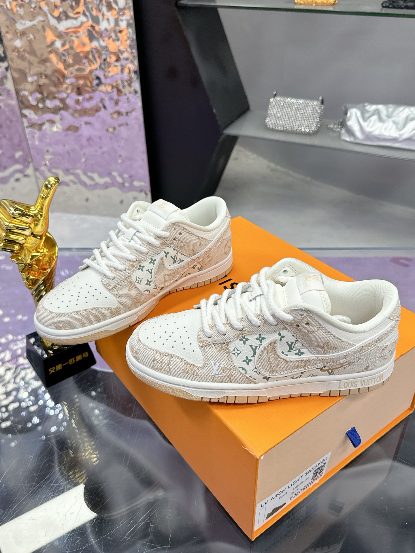 Precio de fábrica: (caja de aviones) Lv co-branded Nike Nike serie 2025 nuevos colores pequeño libro