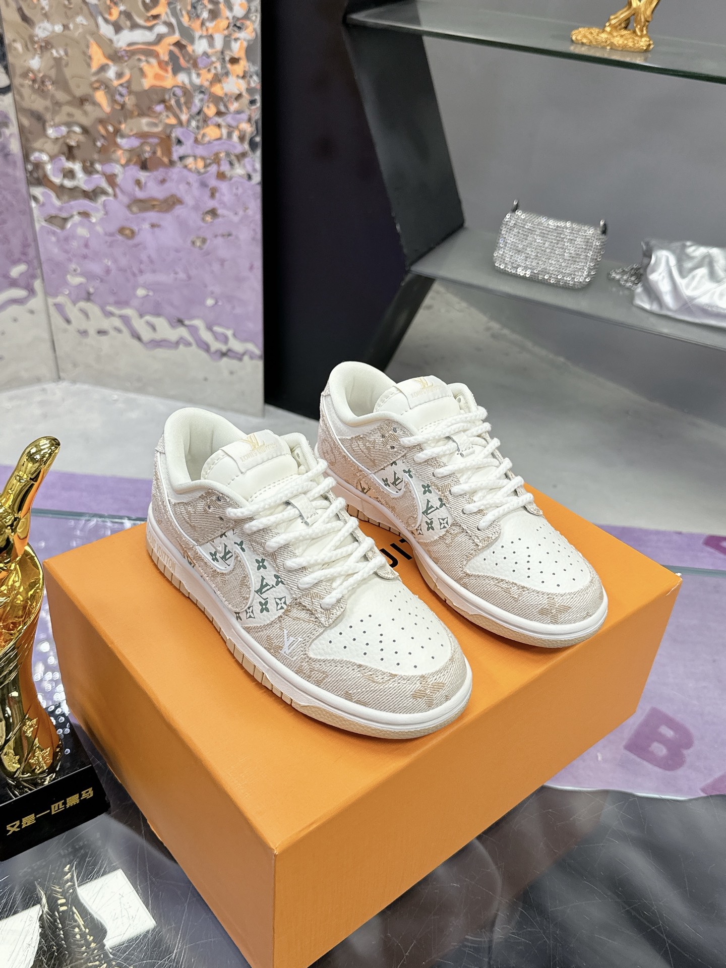Precio de fábrica: (caja de aviones) Lv co-branded Nike Nike serie 2025 nuevos colores pequeño libro